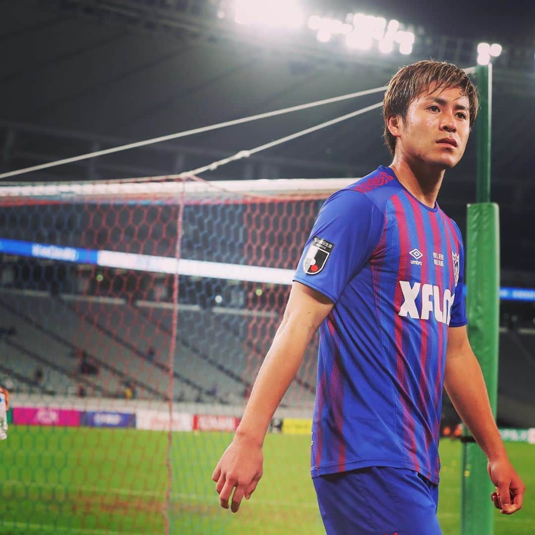 FC東京オフィシャルグッズさんのインスタグラム写真 - (FC東京オフィシャルグッズInstagram)「🔵🔴 vs #柏レイソル 上を向いて。必ず乗り越える。 @fctokyoofficial  #FC東京 #fctokyo #tokyo」10月30日 9時22分 - fctokyoofficial