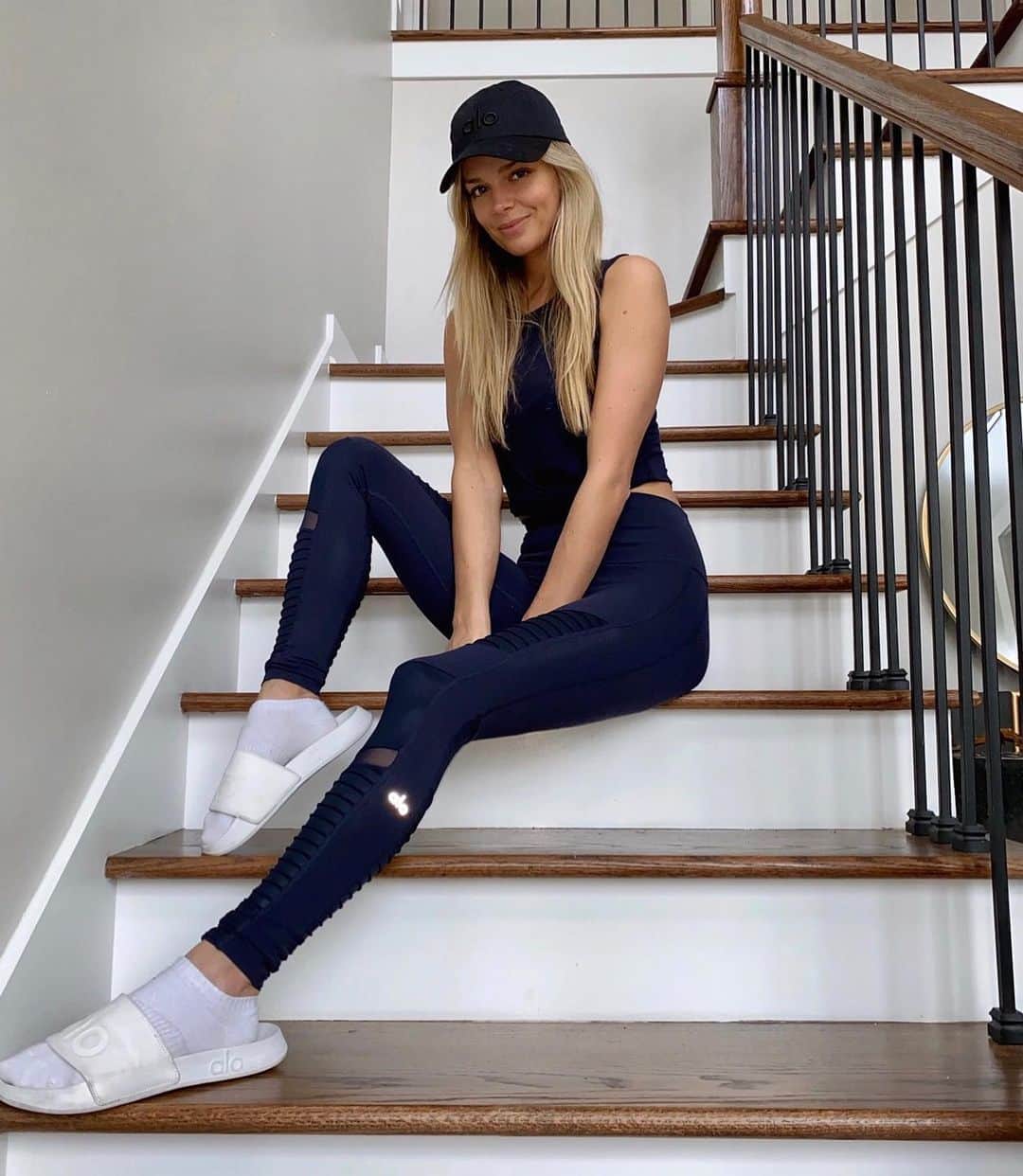 ダニエル・クヌッドソンのインスタグラム：「Head to Toe today running errands in the  new dark navy @alo 🔥 @aloyoga #alo #aloyoga #alopartner」