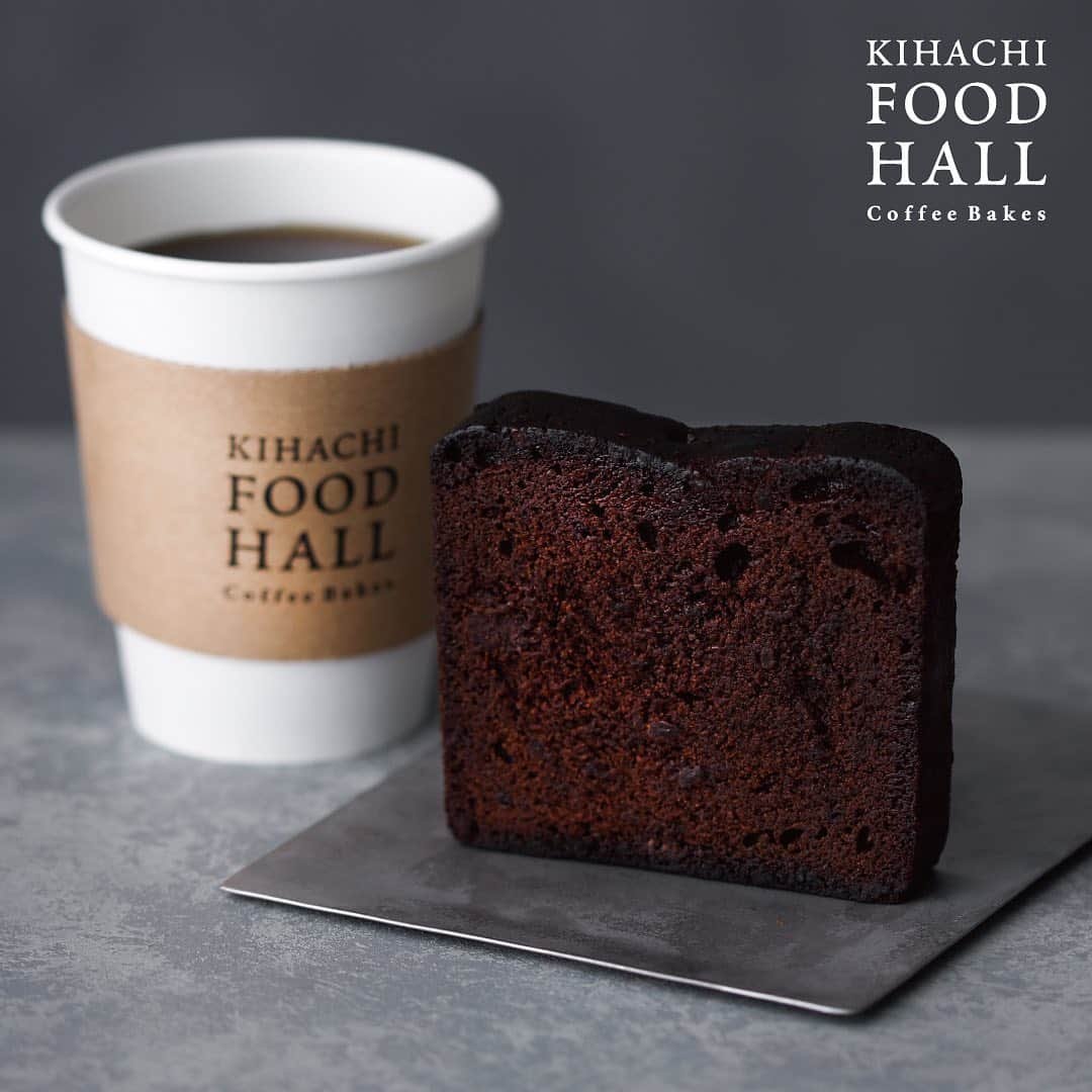 KIHACHI公式Instagramさんのインスタグラム写真 - (KIHACHI公式InstagramInstagram)「【KIHACHI FOOD HALL Coffee Bakes 新宿西口店】 . 11月1日（日）「ショコラケーキ」新発売！ ダークチョコレートとカカオパウダーを練り込んだ生地に刻みチョコレートを加え食感をプラスし、じっくり焼き上げた濃厚なショコラケーキ。コーヒーと合わせてぜひお楽しみください。 . . 店舗名：KIHACHI FOOD HALL Coffee Bakes 新宿西口店（キハチフードホール コーヒーベイクス 新宿西口店） . 住所：新宿区西新宿1-1-3　小田急新宿駅西口地下構内 . 営業時間（10/29時点）：平日7:30～20:00、土日祝9:00～20:00 （To Go 専門／店内飲食スペースなし） . キハチではお客様とスタッフの健康と安全を考慮し、また働くスタッフが安心して働けるよう、新型コロナウィルス感染拡大防止取り組みを実施しております。 詳細はプロフィールのリンク( @kihachi_official )からキハチブランドサイトをご覧ください。 . . #KIHACHIFOODHALL #KIHACHIFOODHALLCoffeeBakes  #キハチフードホール #キハチフードホールコーヒーベイクス  #キハチ #パティスリーキハチ #KIHACHI #patisserieKIHACHI  #新宿西口 #コーヒースタンド #ドリップコーヒー #カフェラテ #バナナジュース #パウンドケーキ #スコーン #8のつく日はキハチの日 #クリーミーチーズコーヒー #チーズコーヒー #ショコラケーキ」10月30日 9時30分 - kihachi_official