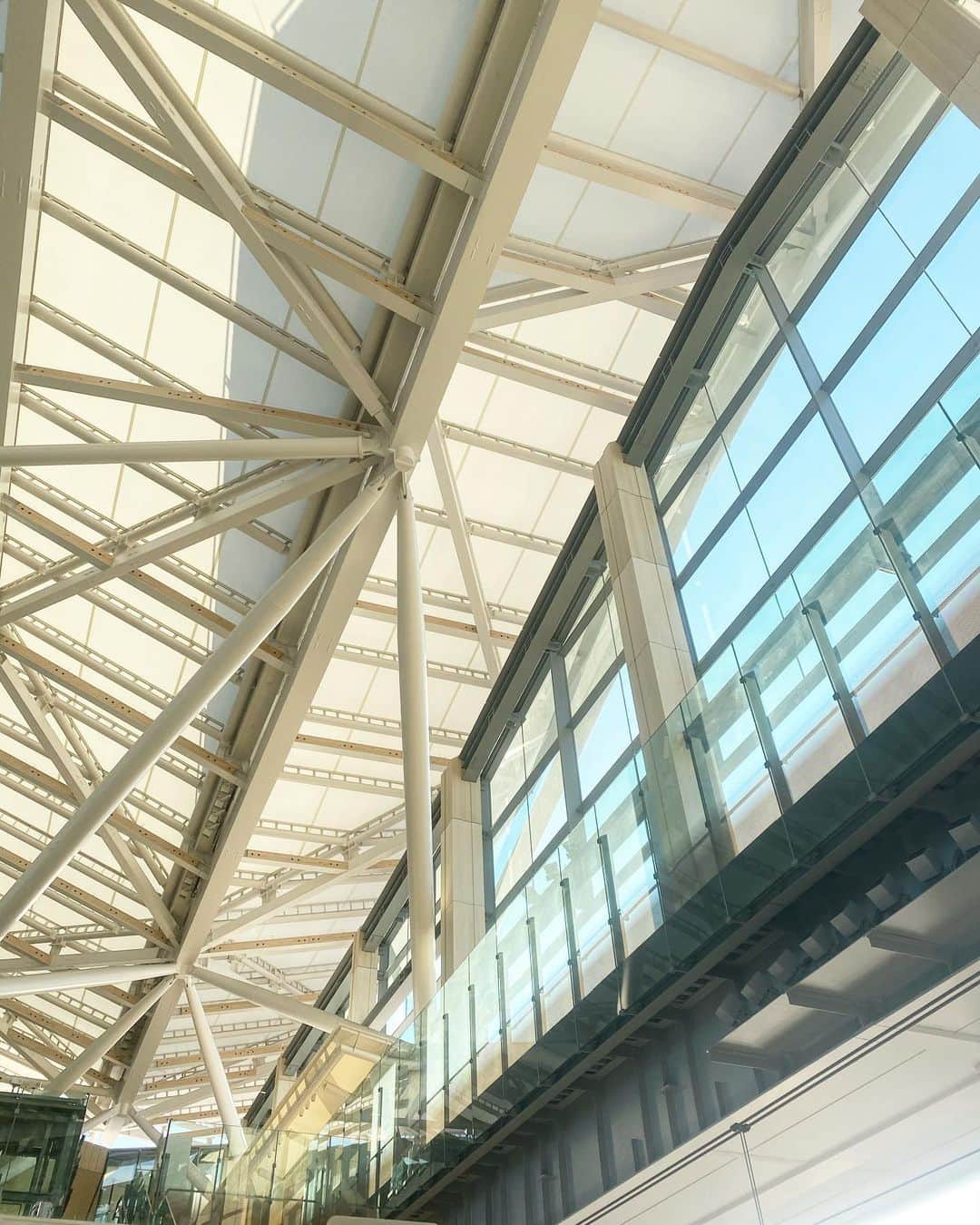宮本侑芽のインスタグラム：「初めて降りた#高輪ゲートウェイ駅  最先端！って感じがするのに 福島県のスギを多用してて和も感じられるスペース しかも触ってみたらちゃんとスギの柔らかさがある、、、！ 張り紙じゃない、、、！  駅というよりモールみたいで素敵でした。  地上スペースには見晴らしのいいところで 座れる椅子もたくさん置いてあって、憩いの場って感じ！  折り紙がモチーフになってるらしい建物は 曲線と直線とのバランスが素敵で 自分が日本人だなあと感じたよう  駅内売店が#touchtogo ってところで 店内撮影禁止だったんだけど 無人売店でとっても最先端感じましたよう！ 売っているもどことなくおしゃれ。笑 私は黒酢おにぎり食べた！えびまよ！ お酢強めでめちゃくちゃ美味しかった〜 こくある酢飯みたいな？？  たのしかった〜  #立入禁止テープってなんかエモくない？ #地方のファンの方にもおすそわけ #宮本侑芽」