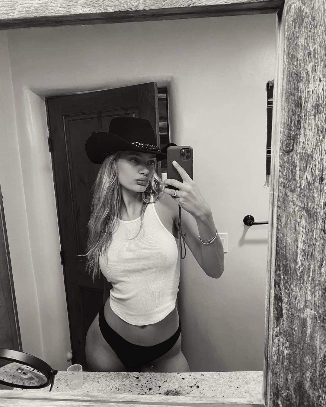ブレッヒェ・ハイネンのインスタグラム：「That custom @monrowenyc 🖤🤠」