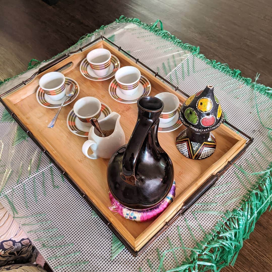 アマルのインスタグラム：「義理の妹がいれるエチオピアのコーヒー超ーうまいの。緑色のコーヒー豆を自分でローストして、グラインドしてからコーヒー作るの。すんごくフレッシュでスムーズで飲みやすくてうまいの❤️ I love the Ethiopia coffee my sister in-law makes. She roasts the green coffee beans, then grinds them and then makes the coffee. It's so fresh, smooth,  and easy to drink. So delicious I love it so much🥰💕」