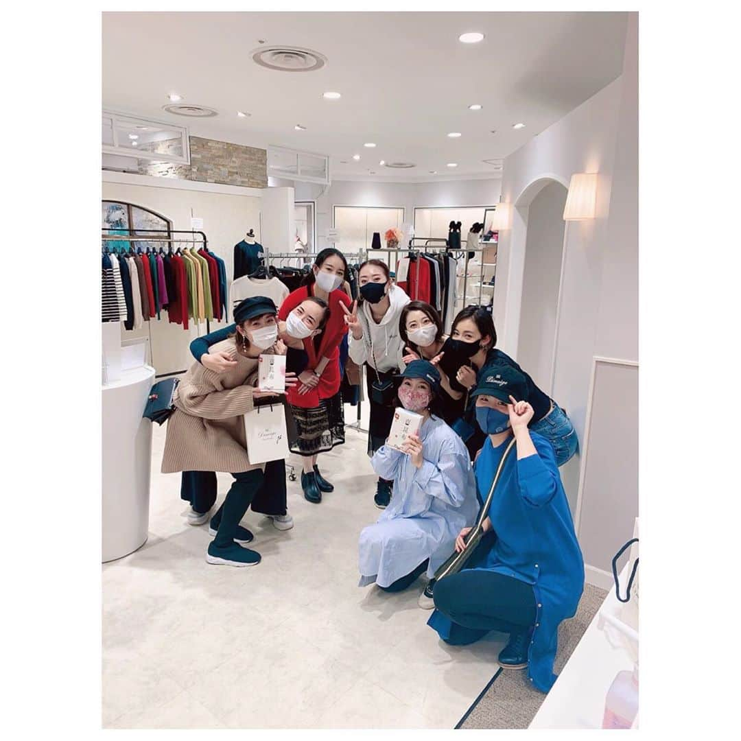 彩星りおんさんのインスタグラム写真 - (彩星りおんInstagram)「宝塚OGの皆さんのPOP UP SHOPへ行ってきました💓  みんなに会えて嬉しかった！ 実はすっごく久しぶりだったみたい。SNS見てるからもっと会ってる感覚になってたな…😅  購入した鳳翔大さんのブランド #dineige のハットと 貴千碧ちゃんの真心こもった #喜昆布 を持って撮影〜✨  いつ会ってもあの頃に戻り笑い合える。 大切な大好きな人達です😌  11/8までやっています。 皆さまもぜひ元気をもらいに日比谷シャンテへ💃  #宝塚og #お腹痛いくらい笑った #感謝 #takarazuka」10月30日 9時44分 - rion.ayahoshi