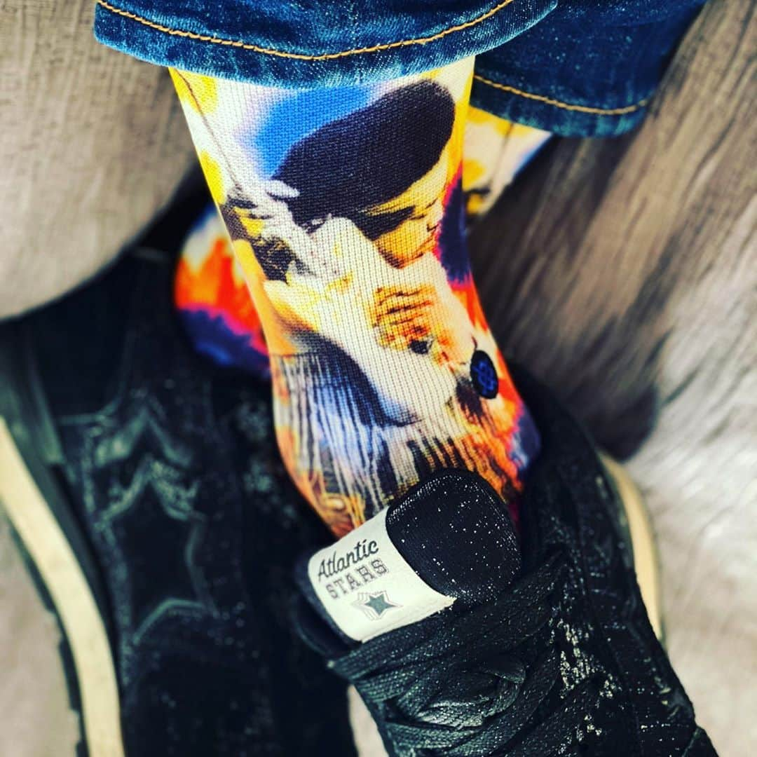 鈴木みのるさんのインスタグラム写真 - (鈴木みのるInstagram)「Today's STANCE  #stancesocks #stance_japan  #todaysstance #ジミヘン Purple Hazeを聴きながら東京へ向かう。昔よく石田さん(故石田長生)から聞いた名前。あの頃はなんとなく聞き流してた。今になって良く聴く音楽になっている。古いのに古くならない…音楽って不思議だ。そして違うんだけど、どこかやはり石田さんを感じる音。今になって「あ〜だから良く名前が会話で出てきたんだ」なんて納得。」10月30日 9時45分 - suzuki.d.minoru