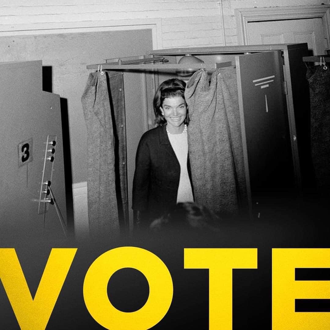 サンドラ・バーンハードさんのインスタグラム写真 - (サンドラ・バーンハードInstagram)「Jackie wants you to #vote #voteblue  #bidenjarris2020 @joebiden」10月30日 9時47分 - sandragbernhard