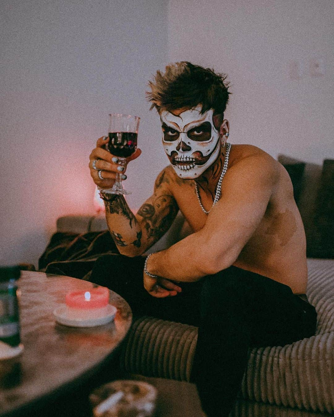 Sebastián Villalobosさんのインスタグラム写真 - (Sebastián VillalobosInstagram)「sólo muere, cuando se olvida 💀🍷」10月30日 9時50分 - sebas