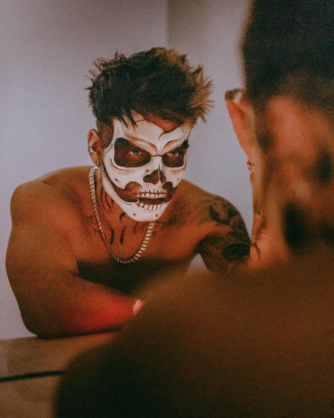 のインスタグラム：「sólo muere, cuando se olvida 💀🍷」