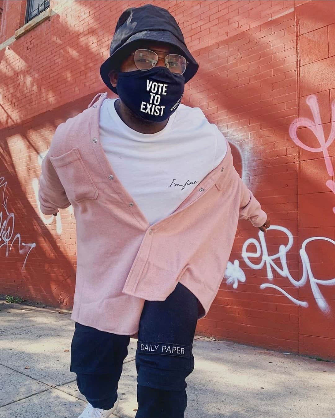 ケネスコールのインスタグラム：「@mcarthurjoseph makes a strong yet safe statement to encourage voter turnout in our #VoteToExist mask. #WearYourVoice #Vote2020 #WearAFuckingMask  When you shop at KennethCole.com, we’ll donate to The New York Public Library in support of The Harry Belafonte Black Liberation Speaker Series. Info link in bio.」