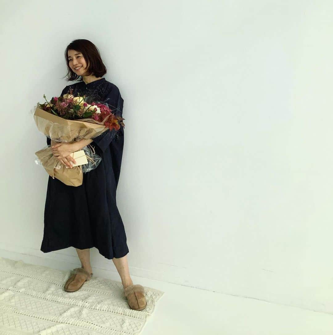 石田ゆり子さんのインスタグラム写真 - (石田ゆり子Instagram)「10月は誕生月なので お花を💐いただくことが 多く、ほんとうに贅沢なきもちになります。 本当にありがとうございます。 嬉しいです🥰💐 花のように その一瞬を生きられる人に なりたいです。いつもそう思います。 今日は寒い東京。」10月30日 9時54分 - yuriyuri1003