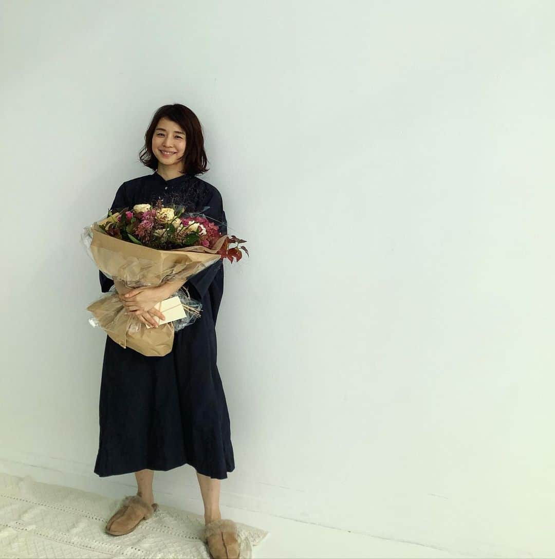 石田ゆり子さんのインスタグラム写真 - (石田ゆり子Instagram)「10月は誕生月なので お花を💐いただくことが 多く、ほんとうに贅沢なきもちになります。 本当にありがとうございます。 嬉しいです🥰💐 花のように その一瞬を生きられる人に なりたいです。いつもそう思います。 今日は寒い東京。」10月30日 9時54分 - yuriyuri1003