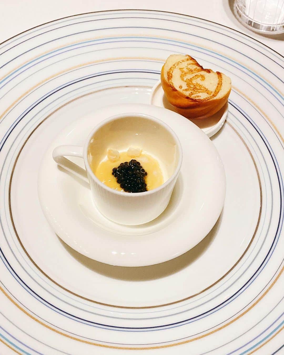 東京ステーションホテルTokyo Station Hotelさんのインスタグラム写真 - (東京ステーションホテルTokyo Station HotelInstagram)「日本の素材をたくさん取り入れた〈ブラン ルージュ〉のフレンチ。﻿ 一皿から、そこはかとなくシェフの優しさを感じさせます。﻿ 今日も素敵なひとときを。﻿ ﻿ Our restaurant Blanc Rouge serves you modern French cuisine using variety of Japanese ingredients. Have an enjoyable day!﻿ —————————————————————﻿ @tokyostationhotel #tokyotrip #tokyostation #tokyostationhotel #marunouchi #smallluxuryhotels  #staycation  #FutureTravelGuide #東京ステーションホテル #東京駅 #丸の内 #東京ホテル #ホテルステイ #ホテルライフ #ホテル巡り #ホテル好き #ステイケーション #GoToトラベル　#GoToイート #フレンチレストラン」10月30日 9時55分 - tokyostationhotel