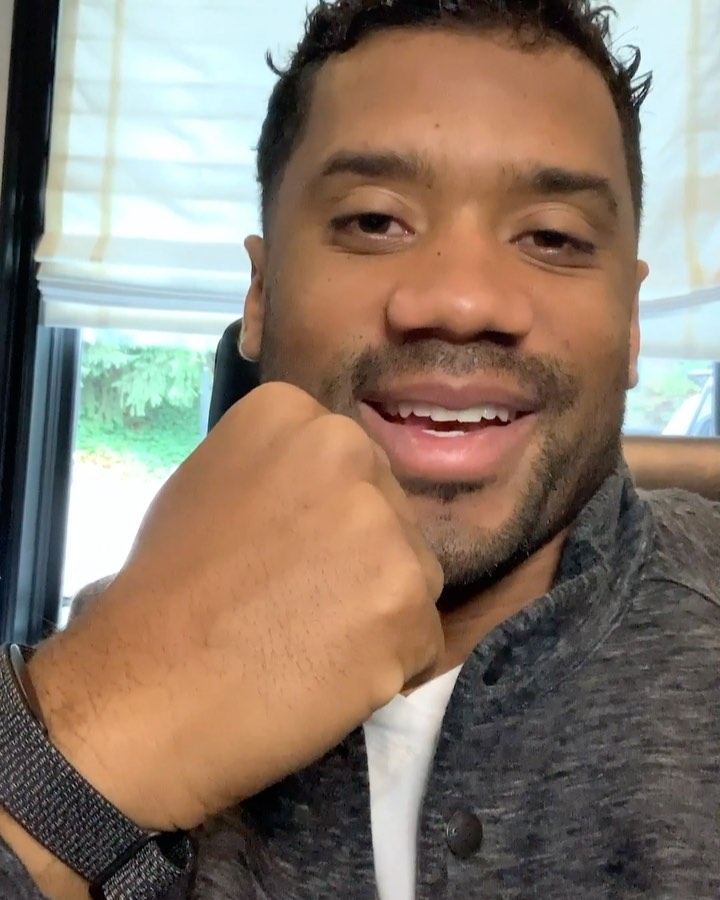 ラッセル・ウィルソンのインスタグラム：「Sometimes it’s not about what you say – it’s about how you say it. I’ve loved wearing the @amazonhalo band to track the tone of voice I use throughout the day. #AmazonHalo #ad」