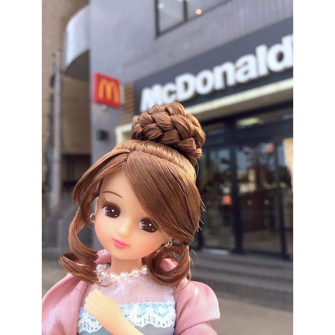 リカちゃんさんのインスタグラム写真 - (リカちゃんInstagram)「今日はミキちゃんとマキちゃんに喜んでもらいたくてマクドナルドの #ハッピーセット を買いに来たよ♡ そしたら２人が「10/31と11/1はDVDがもらえるんだよ！」…だって！ また明日も来なくちゃ☆ うふふっ♡  #リカちゃん #fashion #ootd #hairstyle #licca #liccadoll #japanesedoll #japan #girl #instadaily #instagood #instagramjapan #instagram」10月30日 10時09分 - bonjour_licca