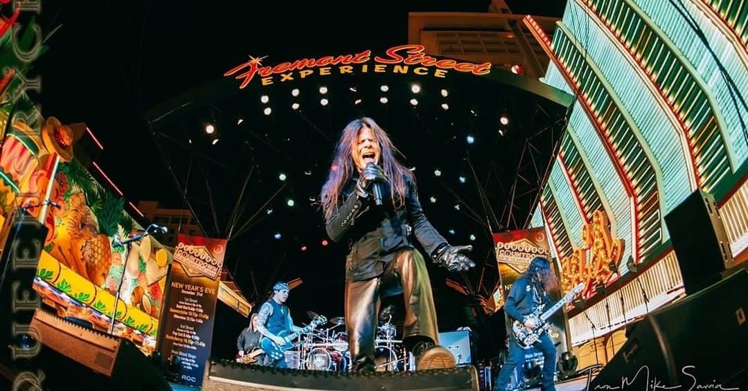 Queensrycheさんのインスタグラム写真 - (QueensrycheInstagram)「#tbt🔙📸 - A chilly night at the Fremont Street Experience in Las Vegas on NYE 2012 (photo credit @savoiaphotographylive)  #queensryche #throwbackthursday #fremontstreetexperience #lasvegas #newyearseve2012 #memories #goodtimes」10月30日 10時09分 - queensrycheofficial