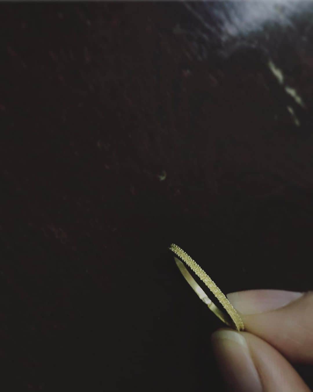 MIHOのインスタグラム：「【1から始まる永遠】  人もモノもまずは知ることから  重ね付けしてずっと使えるもの  身の回りに置いているものは、気に入ったものがいい  27.Allenのジュエリーも大切に使って欲しいので、重ね付けやリフォーム、1から始まる永遠がよいなぁ  と  ここ数年コンセプトがドッシリしてきたような気がしています  でもとらわれすぎず、新しい風と魂を歓ばせることは忘れないでいきたい  また改めてホウレンソウしますが、先日手掛けたヒスイのリフォーム  お持ちのリングの周りにあるダイヤモンドを下のリングにして、重ね付けできるように２本に分けてお作りしました  あぁ、重ね付けにエタニティも欲しいなぁ、と、ずっとネリネリしてましたが、やるなら今でしょ、と、今年の夏あたりから松屋銀座のクリスマスに向けてエタニティを創っています  が  が  ちょっと高さが気になったり、27.Allenの指輪との高さのバランスを整えたり、なるべく華奢で、輝きは美しく、一つ一つのダイヤモンドが際立つような爪と留の資料を見せてお願いしつづける、笑  しつこいなぁ、私。と思いつつ  お願いシマス！としか言えない、笑  松屋銀座のクリスマスイベントに間に合わなくとも、ここは譲れない  一つでも美しく、重ね付けも楽しめる細さと太さと高さ修正をお願いして...  お願いシマス！  何度目だろう、笑  あぁ、もうすぐ11月  もうすぐ春あたりから考えていた作品がようやく仕上がってきそうな予感でニンマリですが  この時期のこの焦燥感  書かずにはいられない、笑  え？11月スタンバイ？  今日もよい一日を☺︎  #27allen﻿ #jewelry ﻿ #accessory ﻿ #tokyo ﻿ #japan﻿ #27 has a meaning﻿ #ideal﻿ #intuition﻿ #hunch﻿ #ヴァンセットアレン ﻿ #ジュエリー﻿ #アクセサリー ﻿﻿ #27 という ﻿ #数字 は ﻿ #理想 や ﻿ #直感 を表します ﻿ #ダイヤモンド #エタニティリング #重ねづけリング #diamond #ring #k18」