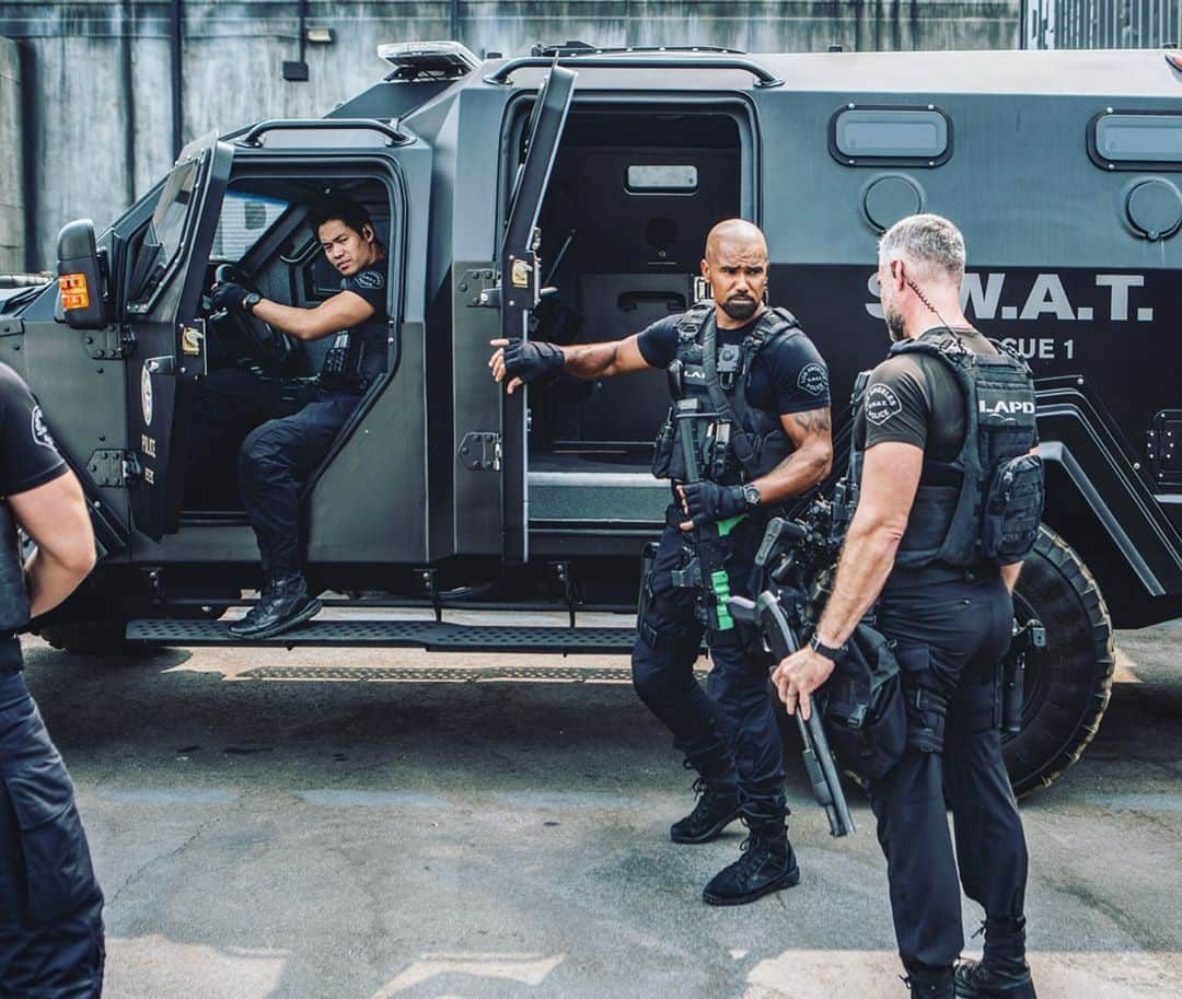 シェマー・ムーアさんのインスタグラム写真 - (シェマー・ムーアInstagram)「Did someone say ROLL #SWAT?? We comin for ya!!! Nov 11 at 9pm on @cbstv 💣💣🔥🔥 #rollswat @swatcbs」10月30日 10時05分 - shemarfmoore