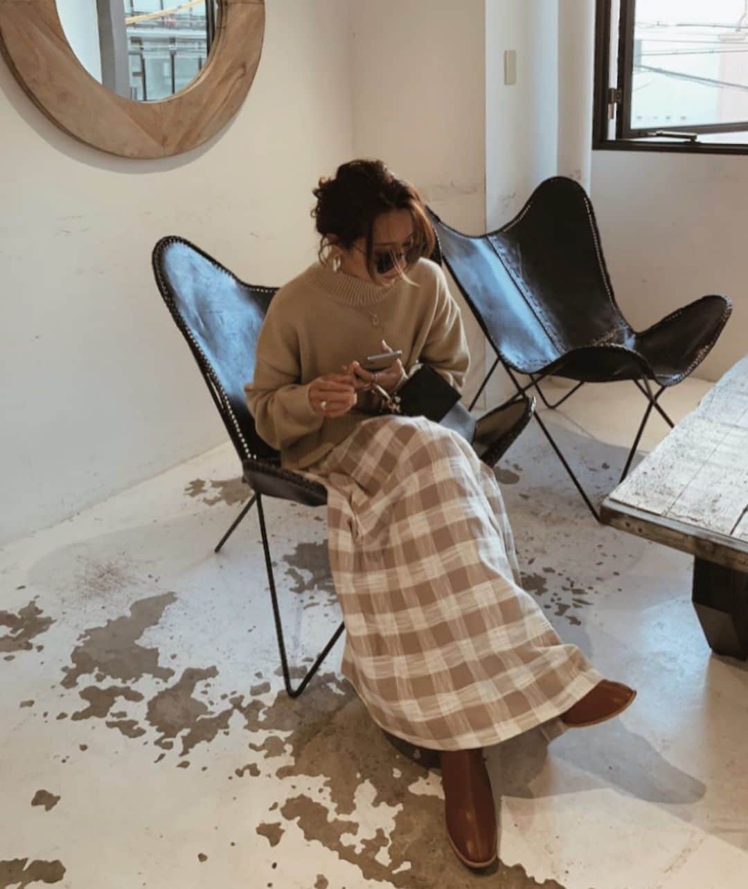 のインスタグラム：「ボリュームある チェックのスカート   @mylus_official  #MYLUS  ベージュってとこがまたまた🐫🤎  スカートコーデにハマり中です🐻 今年の冬も、ベージュ選びがち🤎  ┈┈┈┈┈┈┈┈┈┈  #スカートコーデ#ベージュコーデ#skirt#beige#fashion#秋冬コーデ #冬コーデ#ニットコーデ#カフェ#カフェ巡り #カフェ活 #ママコーデ#ママファッション#アラフォーママ#アラフォーコーデ #30代ファッション #30代コーデ #30代ママコーデ」