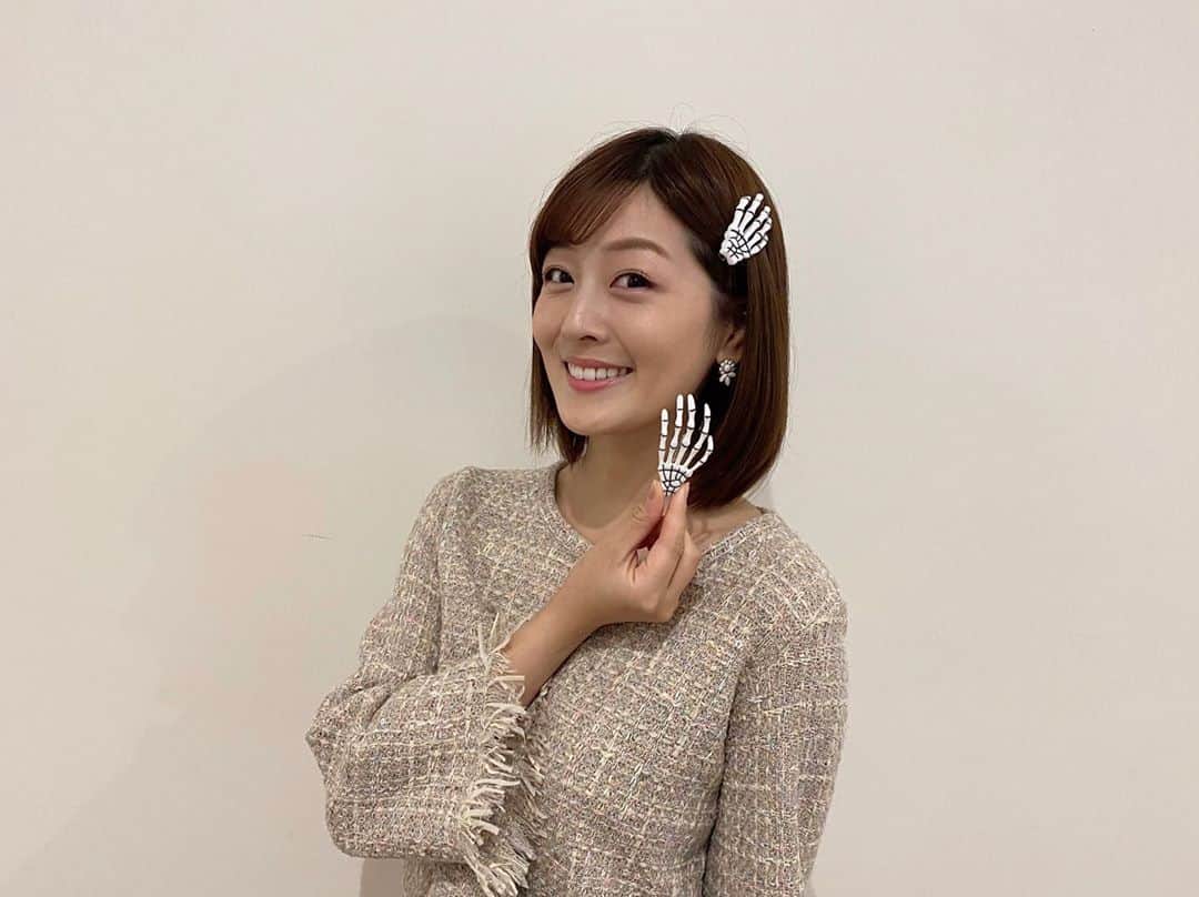 中村秀香のインスタグラム：「#すまたん 担当日でした。 ありがとうございました😊  明日は #ハロウィーン 🎃ということで、 スタジオのいたる所にハロウィーングッズが！  森さんの衣装にも、 ハロウィーンらしい飾りがついていたので💀 本番終わりに借りて、写真をパチリ📸  明日は特に何の予定もないので、仕事で少しでもハロウィーンらしさを味わえて良かったです。笑」