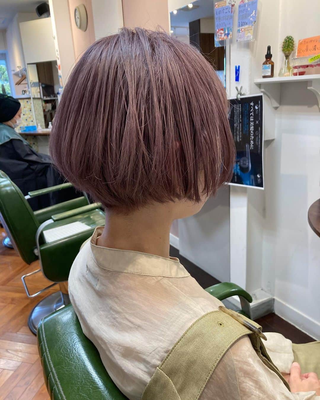 井上花実のインスタグラム：「まいちゃんピンク(くすみピンク)は2回以上のブリーチをしています🦩🪐☄️💫🌙⭐️👽💕  cut.color×2.treatment / ¥18,800(+tax) 仕上げのオイルは @track_jp 🌿 キンモクセイの香り : #ロンゴガール#ロンゴロンゴ#武雄美容室#武雄#武雄市#佐賀#佐賀美容室#イルミナ#イルミナカラー#武雄美容室ロンゴロンゴ#アプリエ#アプリエカラー #外ハネ#ミディアムヘア#外国人風#外国人風カラー#ピンク#ボブ#ピンクヘアー #hair#hairstyle#haircolor#fashion#赤髪#ピンクカラー#くすみピンク#ピンクベージュ#ピンク」