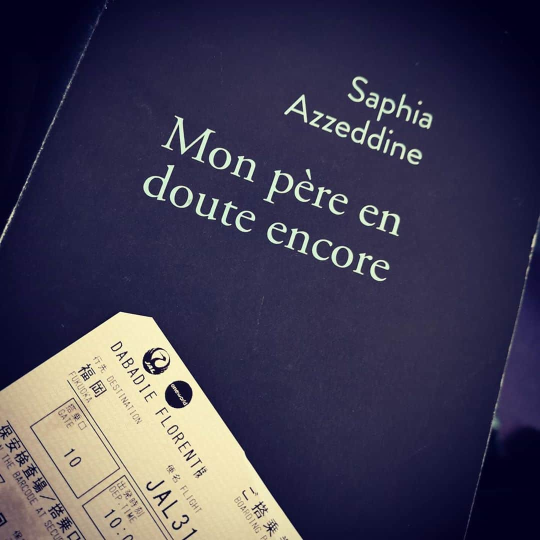 フローラン・ダバディーさんのインスタグラム写真 - (フローラン・ダバディーInstagram)「パリのロックダウンは読書の時期になりますように😔🇨🇵🚷 Dans les tristes temps qui courent, un roman qui d'un soleil paternel, éclaire notre horizon, comme des faisceaux de bon sens percent les nuages d'un ciel d'automne. #lecturescontemporaines #figuig #monpereendouteencore #モロッコ」10月30日 10時15分 - florent_dabadie