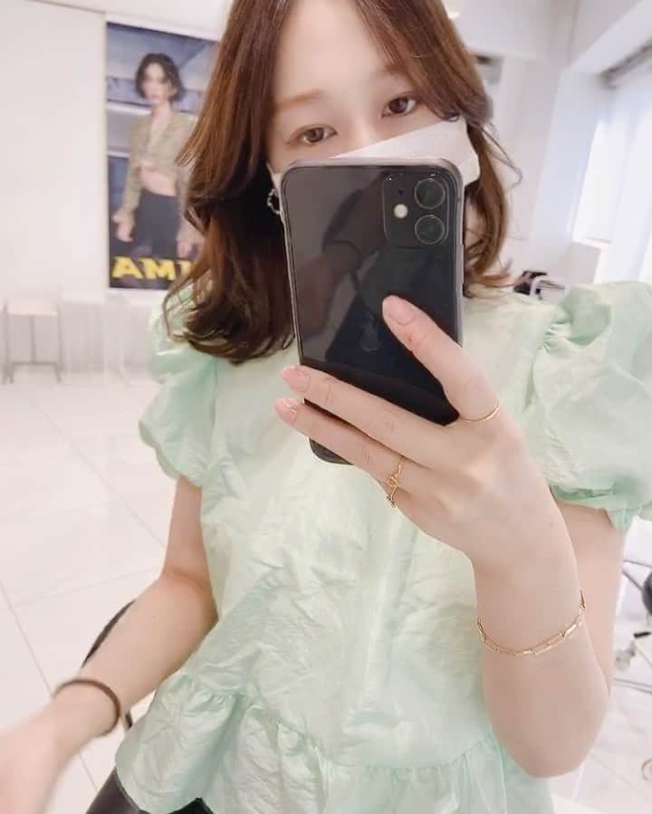 佃加菜のインスタグラム：「顔まわりリバースで毛先は外ハネ🤍 他は全部内巻きで 簡単ふわふわミディアムヘア🤍」