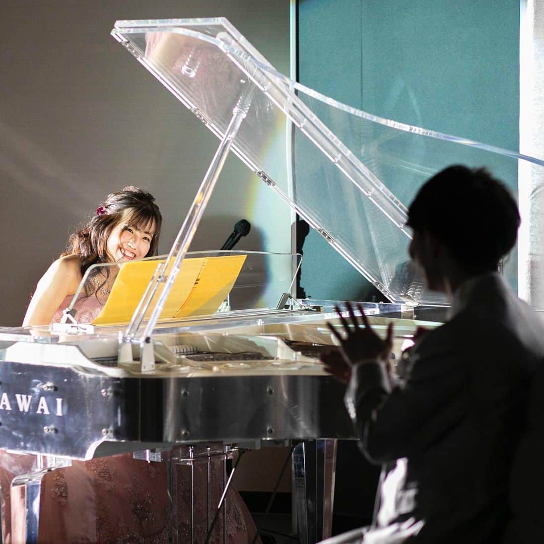 【公式】アルカンシエルリュクスマリアージュ名古屋さんのインスタグラム写真 - (【公式】アルカンシエルリュクスマリアージュ名古屋Instagram)「【ピアノ演奏🎹】  新婦様がありがとうの気持ちを込めてピアノ演奏されました。  やさしい音色に会場があたたかく包まれました♪  演奏を終え新郎様を見つめてほっとされた笑顔がとても素敵です❤️  。✻*˸*⋆。✻*˸*⋆。✻*˸*⋆。✻*˸*⋆。✻*˸*⋆。 . . 名駅徒歩5分の結婚式場💒✨ . 青空を貸切る祝福のステージと 4タイプの会場で贅沢なひと時を・・・💓 . . 👇🏻をタップ🌈👣 @arcenciel.luxenagoya . . プロフィールから緑×光×水のチャペル⛪️と . 4つの披露宴会場をcheck✔❤️ . .【感染症対策について】 当館では、ご来館時に検温と手指の消毒を実施しております。 ご協力くださいます様、お願い申し上げます。 . . 。✻*˸*⋆。✻*˸*⋆。✻*˸*⋆。✻*˸*⋆。✻*˸*⋆。 . . . #ピアノ #サプライズ #通常営業 #感染症対策 #アルカンシエルluxemariage名古屋 #アルカンシエルリュクスマリアージュ名古屋 #アルカンシエル #結婚式 #結婚式準備 #名古屋花嫁 #結婚式場探し #ウェデイングドレス #プレ花嫁 #卒花嫁 #おしゃれ花嫁 #wedding #ウェデイングレポ #日本中のプレ花嫁さんと繋がりたい #marry花嫁 #marryxoxo #プラコレ #dressy花嫁 #2020秋婚#2020冬婚#2021春婚 #結婚式レポ #キヨコハタ #アルカン花嫁」10月30日 10時29分 - arcenciel.luxenagoya