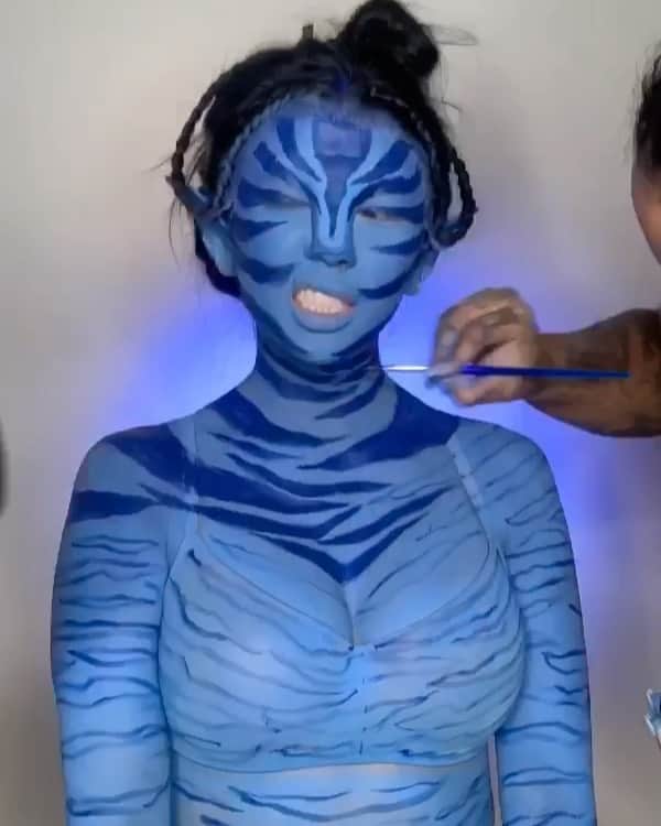リアン Vのインスタグラム：「Halloween is one of my favorite Holidays! I get to express my creativity through makeup transformations like this! 🎨💄 Makeup is truly an art! 💙 But most of all I love collaborating with my talented friends that help the vision come to life!💫🌊 Thanks to my glam team! Love you guys! Hair|MUA|Body Paint: @nicholerayartistry  Photo: @shotbysham + @alanszargoza  Video: @stunnagram_ + @alanszargoza + @shotbysham   —————————————————————————  Makeup Deets 💋 #glambynicholeray  Body Paint: @bennyemakeup MagiCake Paints  Pigments: @bhcosmetics Bubble Gum Palette  Lashes: @baddieblashes #IG  Mascara: @buxomcosmetics  Creme Palette For The Face: @makeupforever Flash Palette  Flesh Tone Palette: @bennyemakeup  scar creme Palette  Ears: @nigelsbeautyemporium + Prosaide  All products were purchased at : @nigelbeautyemporium   —————————————————————————  @20thcenturystudios @disneystudios @disney @avatar @jamescameronofficial   —————————————————————————  #avatar #thewayofwater #avatarpandora #pandora #bodypaint #20thcenturystudios #tsgentertainment #lightstormentertainment #scifi #disney #disneystudios #mua #beauty #sfx #lianev」