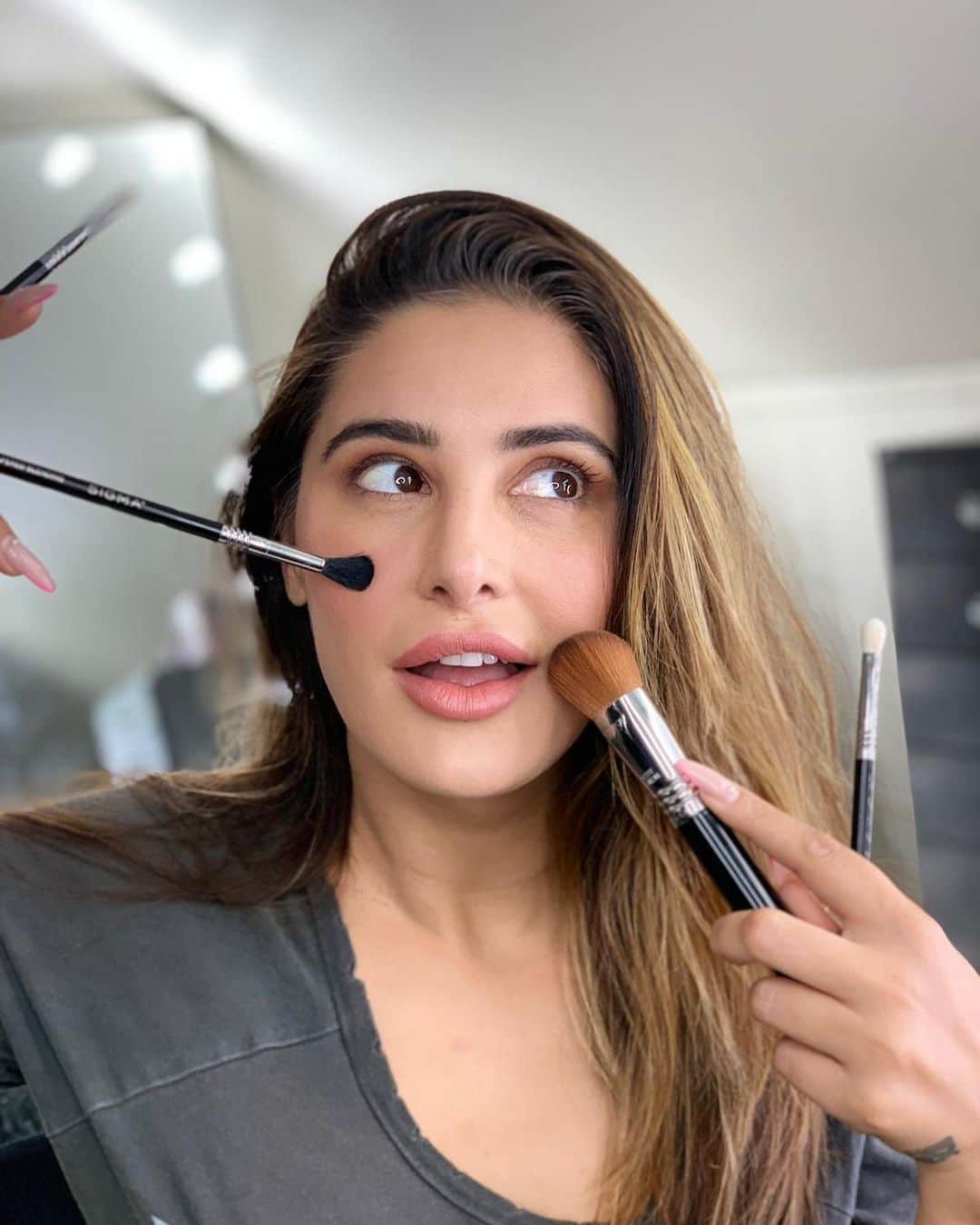 Nargis Fakhri さんのインスタグラム写真 - (Nargis Fakhri Instagram)「Im so excited and i just can’t hide it. Ima bout to lose control and i think i like it. Woooo... 🎶  Have you checked out my collab with @malihajkhan & @sigmabeauty yet?  -what ? You haven’t ?  Hurry before it’s too late - get your #bossbabesonthego limited edition brush set.  @malihajkhan & I picked out our fav brushes. I like to travel light so these brushes you can do a full face.  Check them out.  https://www.sigmabeauty.com/nargis-maliha-favorites-brush-set.html  . . . #beauty #makeup #makeupbrushes #collab  #sigmabeauty #sigmabrushes #beautiful #bollywood #hollywood #miniset #brushsets #malihajkhan #nargisfakhri #love」10月30日 10時38分 - nargisfakhri