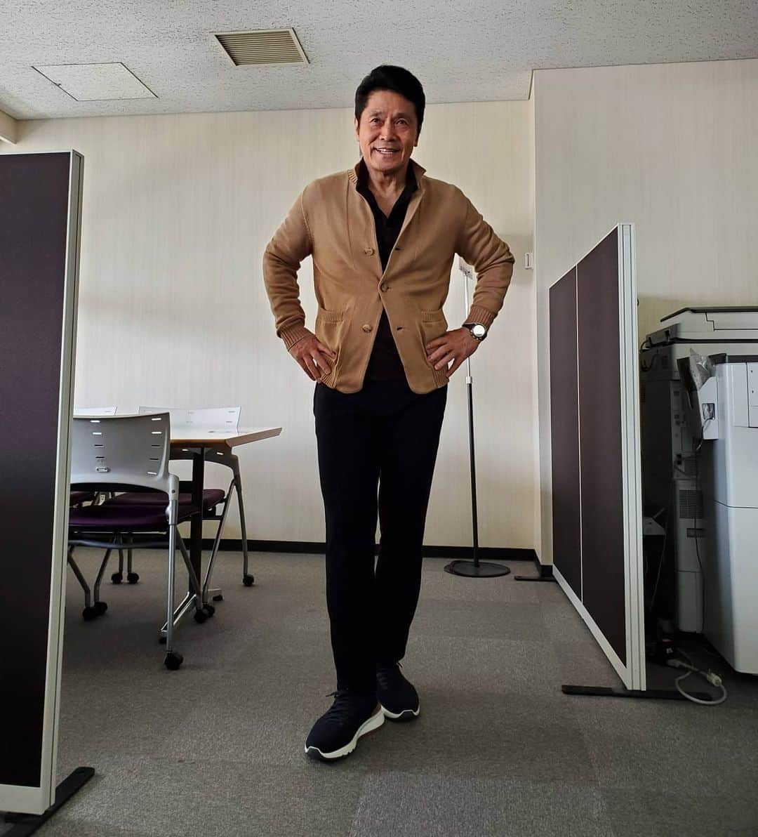 峰竜太のインスタグラム：「普段着#cardigan#brunellocucinelli#shirt#emporioarmani #pants#emporioarmani# shoes#brunellocucinelli」