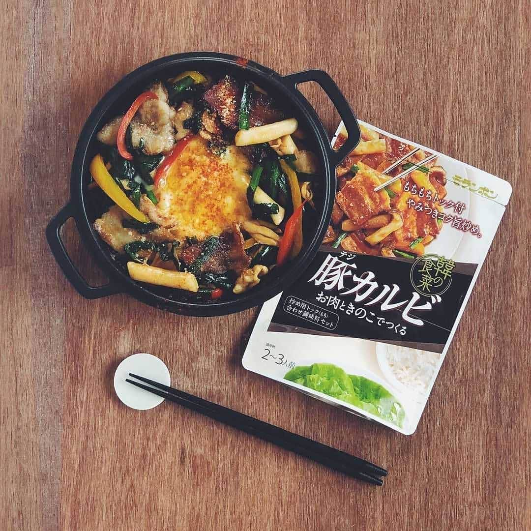 韓の食菜さんのインスタグラム写真 - (韓の食菜Instagram)「kumico_kitchen さんが「韓の食菜 豚カルビ」で作ったベジおかずを投稿してくださいました。  焦げたチーズの誘惑がたまらない豚カルビですね♪  .  #モランボ @moranbong_official  #韓の食菜 #豚カルビ #韓の食菜豚カルビ @hannoshokusai  ------------------------------------------  #Repost @kumico_kitchen ・・・ *﻿ ☑︎appetizer﻿ ・﻿ ・﻿ ・﻿ 「モランボン×フーディーテーブル」の ﻿ #モニターコラボ広告企画 に参戦👩‍🍳💓﻿ ・﻿ #韓の食菜 をモニタープレゼント頂きました🙌﻿ 二品目はお肉ときのこでつくる #デジカルビ 🐷﻿ ・﻿ 野菜を追加して 真ん中には魅惑の #チーズ 🧀✨﻿ もちもち #トック と相まってこりゃたまらん🤤﻿ ・﻿ ・﻿ ・﻿ #おうちごはん#おうち時間#おうちで旅気分#韓国料理#ベジおかず#豚カルビ#데지카루비#チーズデジカルビ#在宅楽飯#モランボン#フーディストモニター#フーディーテーブル#料理好きな人と繋がりたい#kumico_appetizer」10月30日 10時38分 - hannoshokusai