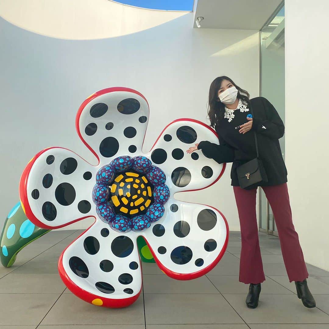 浜浦彩乃さんのインスタグラム写真 - (浜浦彩乃Instagram)「草間彌生さんの美術館に行って来ました！  芸術の秋ですね😚  本当素敵な空間で癒されました😌  最後に大きなお花もありました！  #浜浦彩乃 #草間彌生美術館 #芸術の秋」10月30日 10時39分 - ayano_hamaura