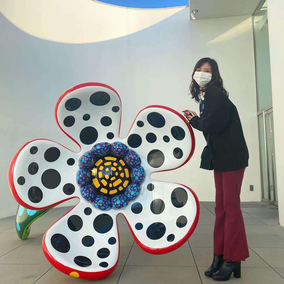 浜浦彩乃さんのインスタグラム写真 - (浜浦彩乃Instagram)「草間彌生さんの美術館に行って来ました！  芸術の秋ですね😚  本当素敵な空間で癒されました😌  最後に大きなお花もありました！  #浜浦彩乃 #草間彌生美術館 #芸術の秋」10月30日 10時39分 - ayano_hamaura