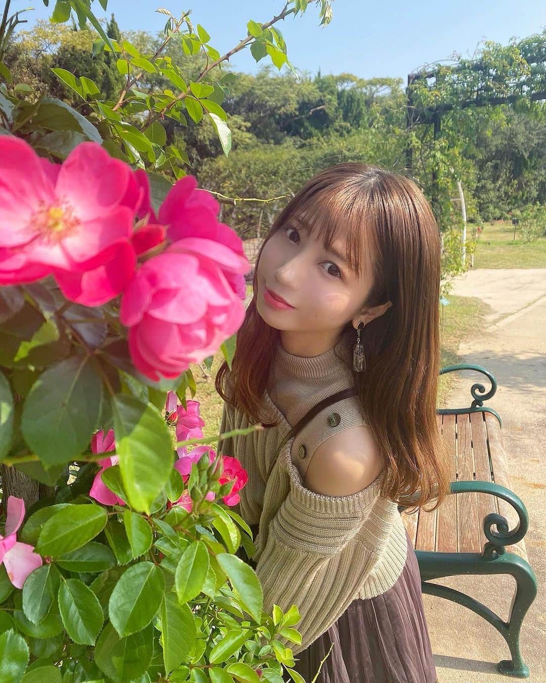 のインスタグラム：「. 海の中道海浜公園ではなまつりのPV撮影してきたよ✨ @uminonakamichiseasidepark   撮影なのに、いっぱい楽しんじゃった😳  今度はプライベートで、ピクニックしたいなあ🥰  #海の中道海浜公園#福岡#福岡デート #福岡おでかけ#福岡動物#バラ園#こゆびナビ #publictokyo#unitedtokyo#studious」