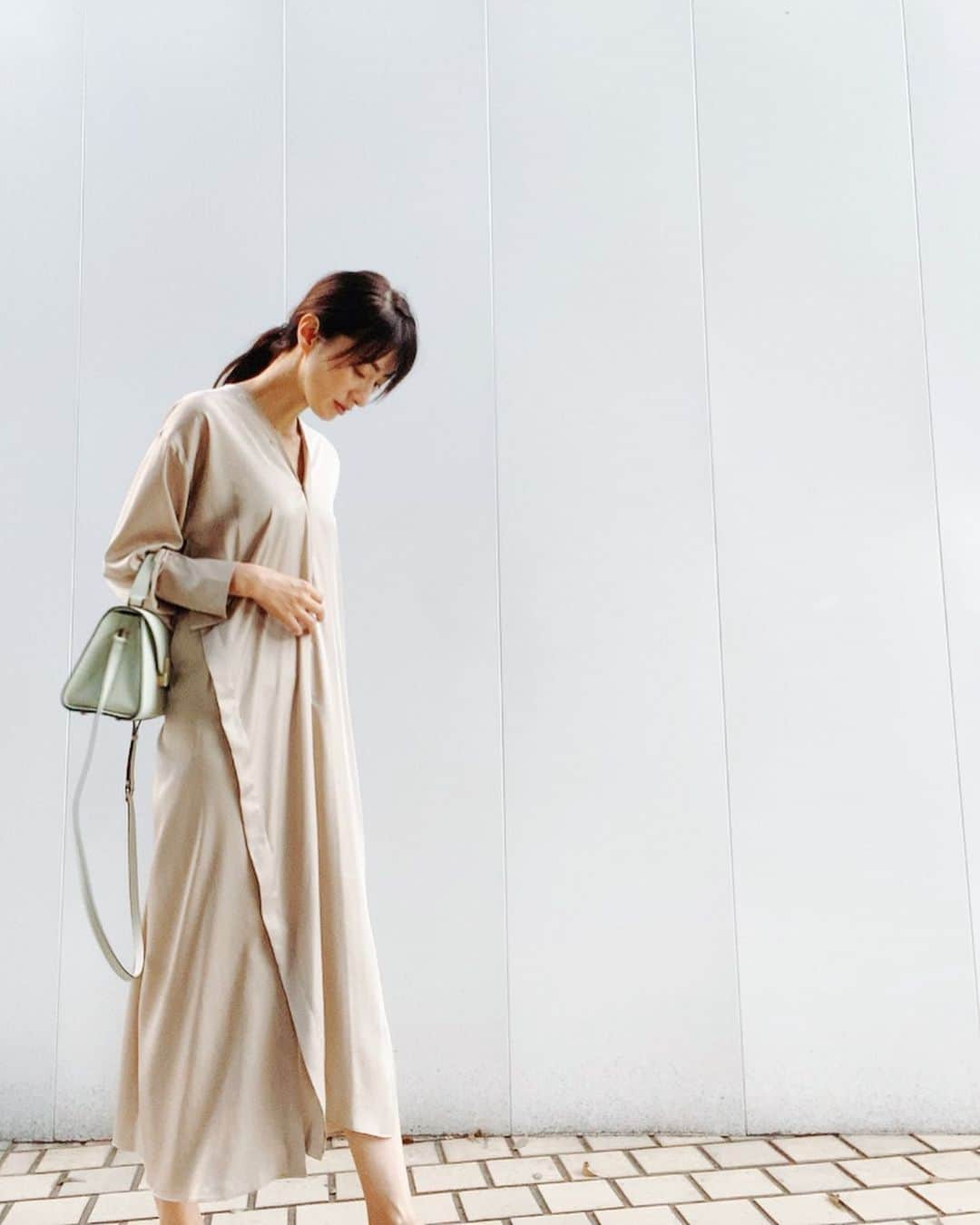 前田ゆかのインスタグラム：「#ropélaligne  #ロペラリーニュ 着物のようにワンサイズで着る人を選ばないエイジレスなアイテム  #HITOESHIRTDRESS (単衣)ひとえシャツドレス 着物のひとえから名付けられたシャツドレス、程よくストレッチがあり動く時にできる自然なドレープが美しい。 前後ろ、サイドも自分の体型に合わせて自由に着こなせます。 この日はサラッと一枚で着てみました！  冬はレギンスに中にニットを着てシーズンレスに着こなせるワンピースにも羽織にも、家で洗えるケアもポイント。  #ロペ #ロペラリーニュ #直線からはじまるストーリー  #valextra  #jimmychoo」