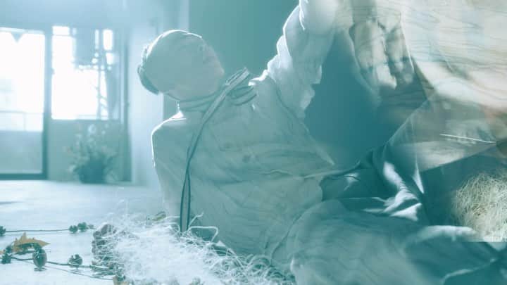 のインスタグラム：「meagratia SS21 Collection   Pattern maker：@yoshiki_nishioka Stylist：@go_momosee Hair：@mukai_daisuke Makeup：@mie_makeup_artist Flower artist : @yukarisatoflower  MD：@bay_seki Illustration：@87.psd Animation：@co2konishi Music direction：@takumi_rockwell Photographer：Kenichi mui Cinematographer：Ryo Tanaka Producer：Shogo Taguchi Director：@aisukuriiim_cam  #meagratia #ss21 #rakutenfashionweektokyo #flowers #flower #animetion #anime #illustration」