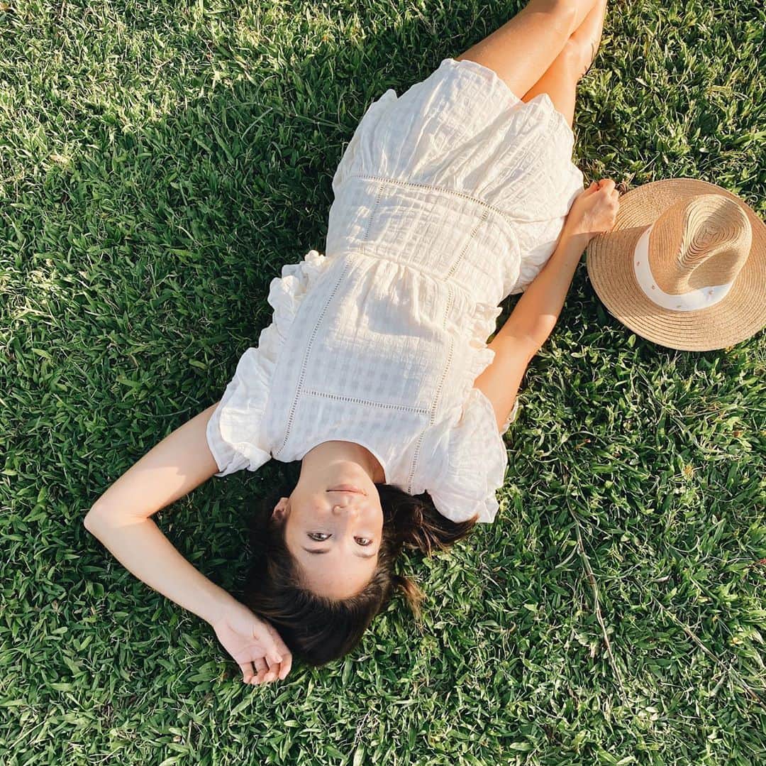 アリッサ ウーテンのインスタグラム：「Love a good patch of grass 🌱 Wearing @tularosalabel from @revolve captured by @chissta #revolveme」