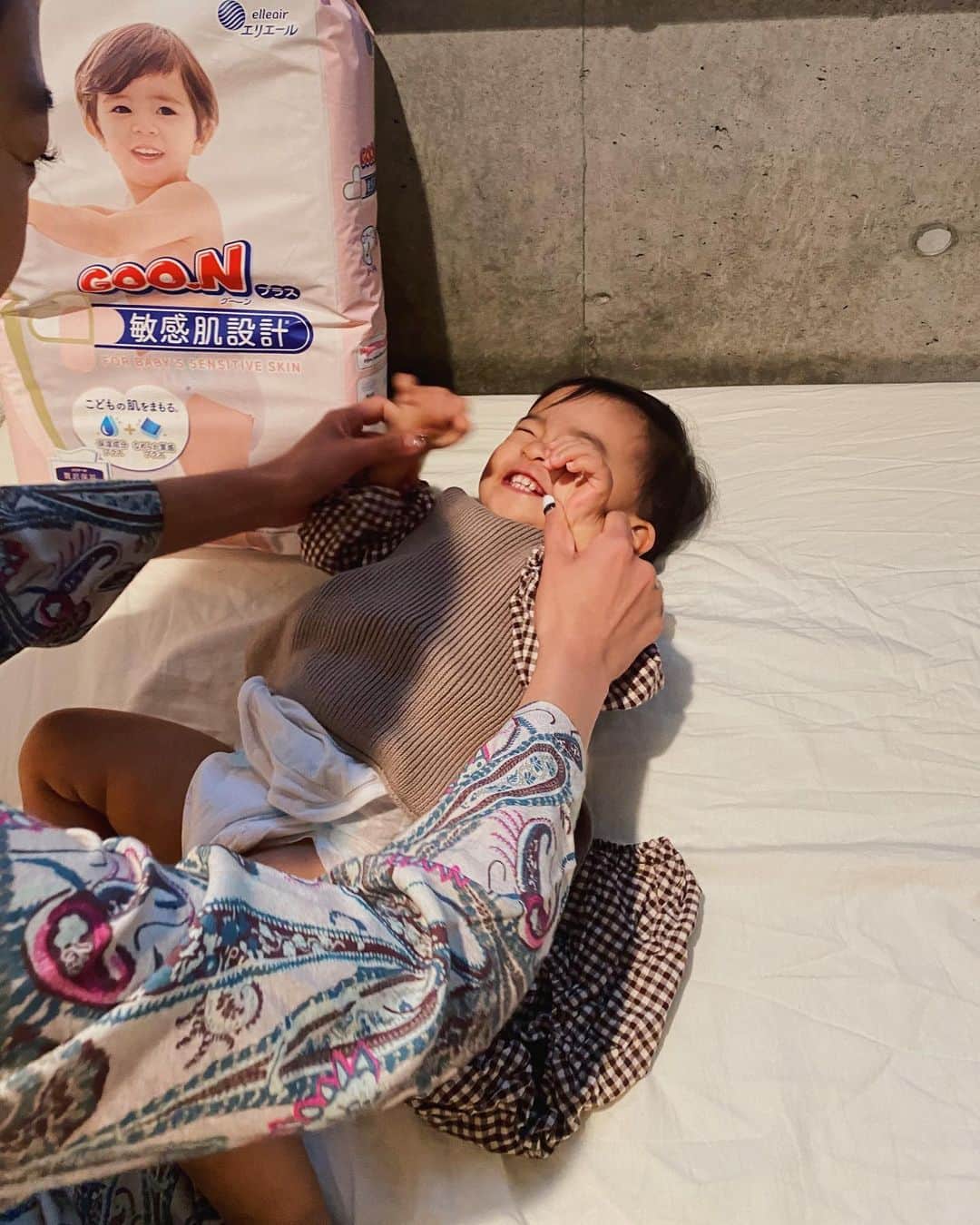 斎藤菜々子さんのインスタグラム写真 - (斎藤菜々子Instagram)「産まれた頃から使ってる「グーン」👶🏼　@goon_official_jp 最近「グーンプラス」が出て、よくCMでも見かけるよね😍 最近Mサイズだと少し小さいかな？って思う時があるから初めてLサイズにトライ☺︎ グーンプラスは赤ちゃんの敏感肌に対する刺激と乾燥に着目して保湿成分が配合されているし、しっとりとしたなめらかなシートの質感で、これから寒くなる季節に安心❄️  もうここ最近ずっとおむつかぶれもしてないから 「グーンプラス」を使えばこれからも大丈夫そう。  それだけで親としては安心😊🤎  #おむつにできることなんだろう#家族子育て  #贅沢保湿#保湿成分プラス#なめらか質感プラス  #グーンプラス#sponsored#グーンプラス 敏感肌設計 #敏感肌設計#ふんわりフィットプラス」10月30日 10時48分 - nanacoco.7
