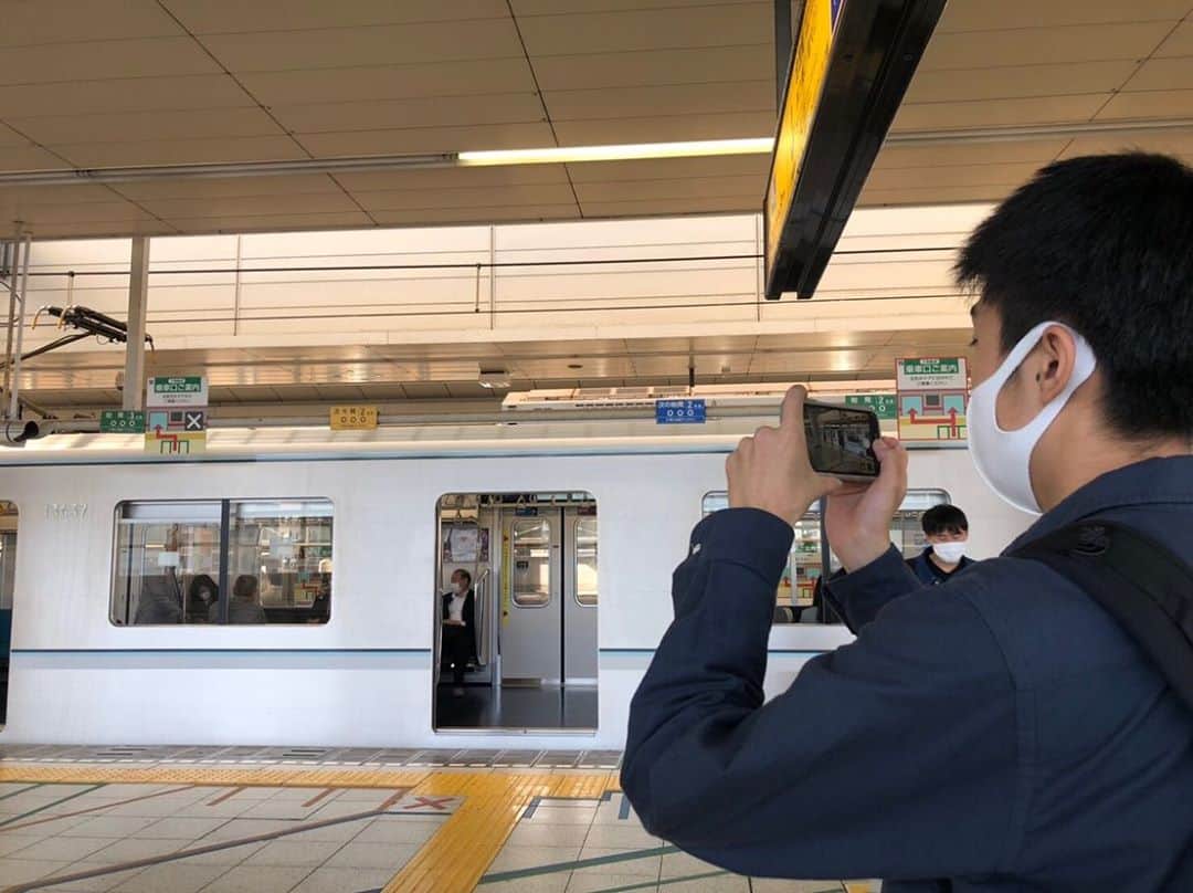 東京観光専門学校さんのインスタグラム写真 - (東京観光専門学校Instagram)「鉄道サービス学科1年生鉄道ゼミ🚆 現場で学ぶ駅務実習。 普段何気なく使っている駅の安心・安全対策は・・・🧐？  チームワーク力を養いながら、 業界が求める人材に近づける訓練を行い 企業・業界について学びます💡  内定者も今週100名を超えました！ 鉄道業界を目指すみなさん オープンキャンパスでお待ちしております✨ #東京観光専門学校　#鉄道サービス学科　#鉄道ゼミ　#駅務実習　#チームワーク　#鉄道コース　#鉄道専門学校　#現場実習　#運転士 #駅務員　#整備　#車掌　#鉄道企業　#就職内定状況　#オープンキャンパパス　#AO入学　#明日は学校説明会とオンライン説明会」10月30日 10時50分 - tokan_1967