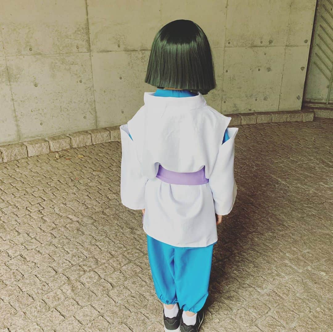 高見まなみのインスタグラム：「ハロウィンはハクになりました。 本人の強い希望で、ウィッグも。  昨年まで、3年連続でウルトラマンゼロに変身していたのに、年長さんになって、ウルトラマンのウの字も言わなくなって、すっかりお兄さんに。  ハクにハマって、絵の具でも絵を描きました🎨 @ryu_works_   #ハロウィンコスプレ  #6歳男子　 #年長さん　 #もうすぐ小学生　 #千と千尋の神隠し  #ハク #カオナシ の先生と　  #子どもの絵　　 #絵の具」