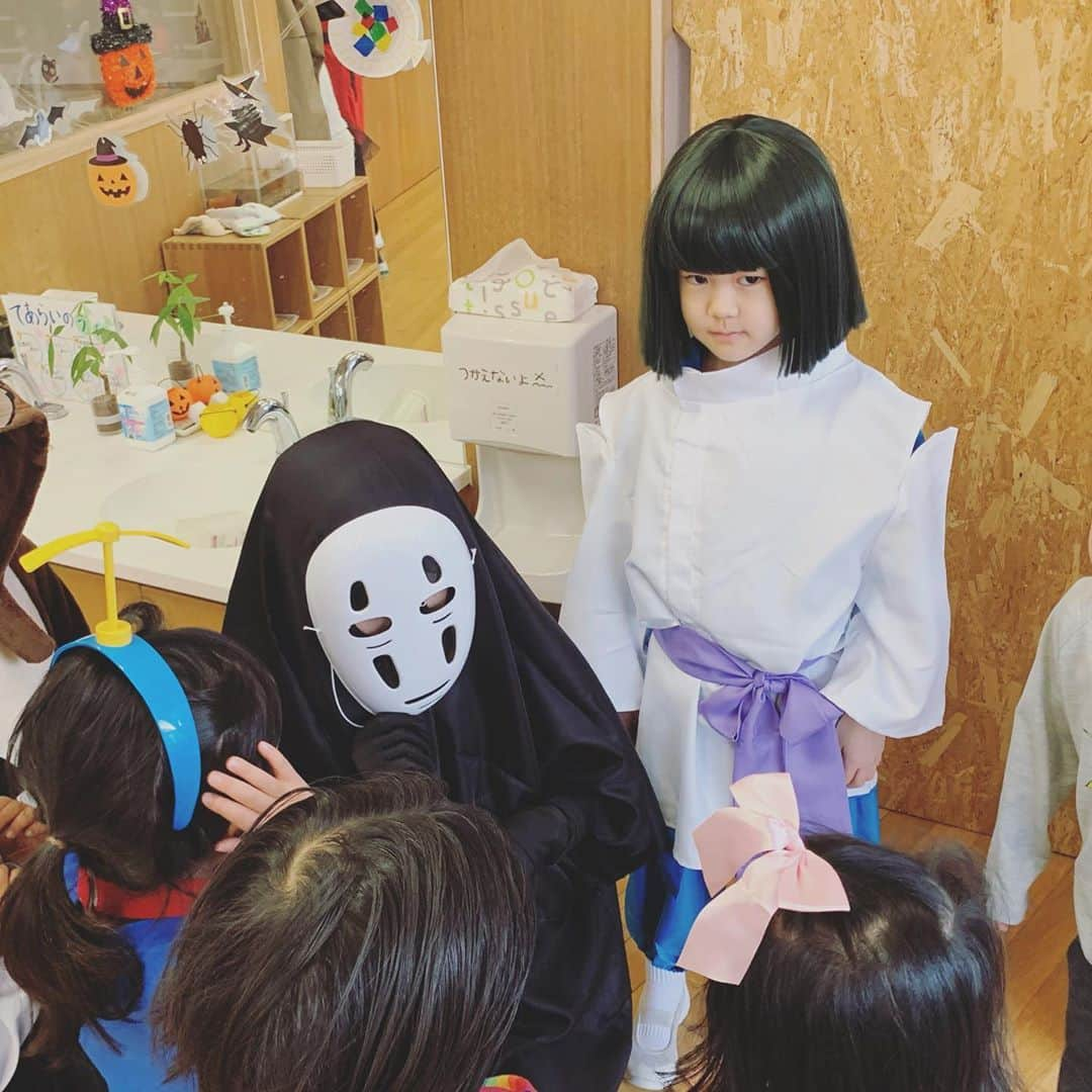 高見まなみさんのインスタグラム写真 - (高見まなみInstagram)「ハロウィンはハクになりました。 本人の強い希望で、ウィッグも。  昨年まで、3年連続でウルトラマンゼロに変身していたのに、年長さんになって、ウルトラマンのウの字も言わなくなって、すっかりお兄さんに。  ハクにハマって、絵の具でも絵を描きました🎨 @ryu_works_   #ハロウィンコスプレ  #6歳男子　 #年長さん　 #もうすぐ小学生　 #千と千尋の神隠し  #ハク #カオナシ の先生と　  #子どもの絵　　 #絵の具」10月30日 10時51分 - manami_takami