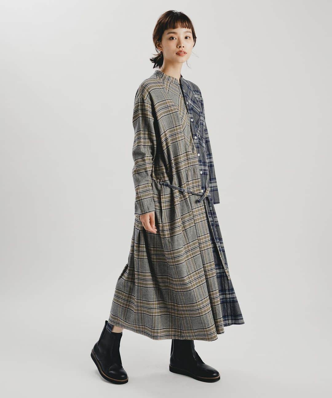 ネ・ネットのインスタグラム：「ご好評につき完売しておりました、pickable check shirtsの追加予約が本日よりスタート。ぜひお早めにご覧ください。﻿ ﻿ ■pickable check shirts ﻿ 異なる左右の身頃を組み合わせるpickable（ピッカボー）シリーズに、秋冬の季節にうれしいネルチェック素材が登場しました。スタンドカラーでバックに開きがあり、前から見るとシャツワンピースのようで、後ろから見るとラップワンピースのように見え、前後の印象が異なるデザインが特徴です。1枚でも主役になるワンピースですが、前を開けて軽い羽織としても着回せます。﻿ ﻿ #ネネット #nenet #新作 #new #autumn #winter #2020 #collection #fashion #tokyo #pickable  #ピッカボー」