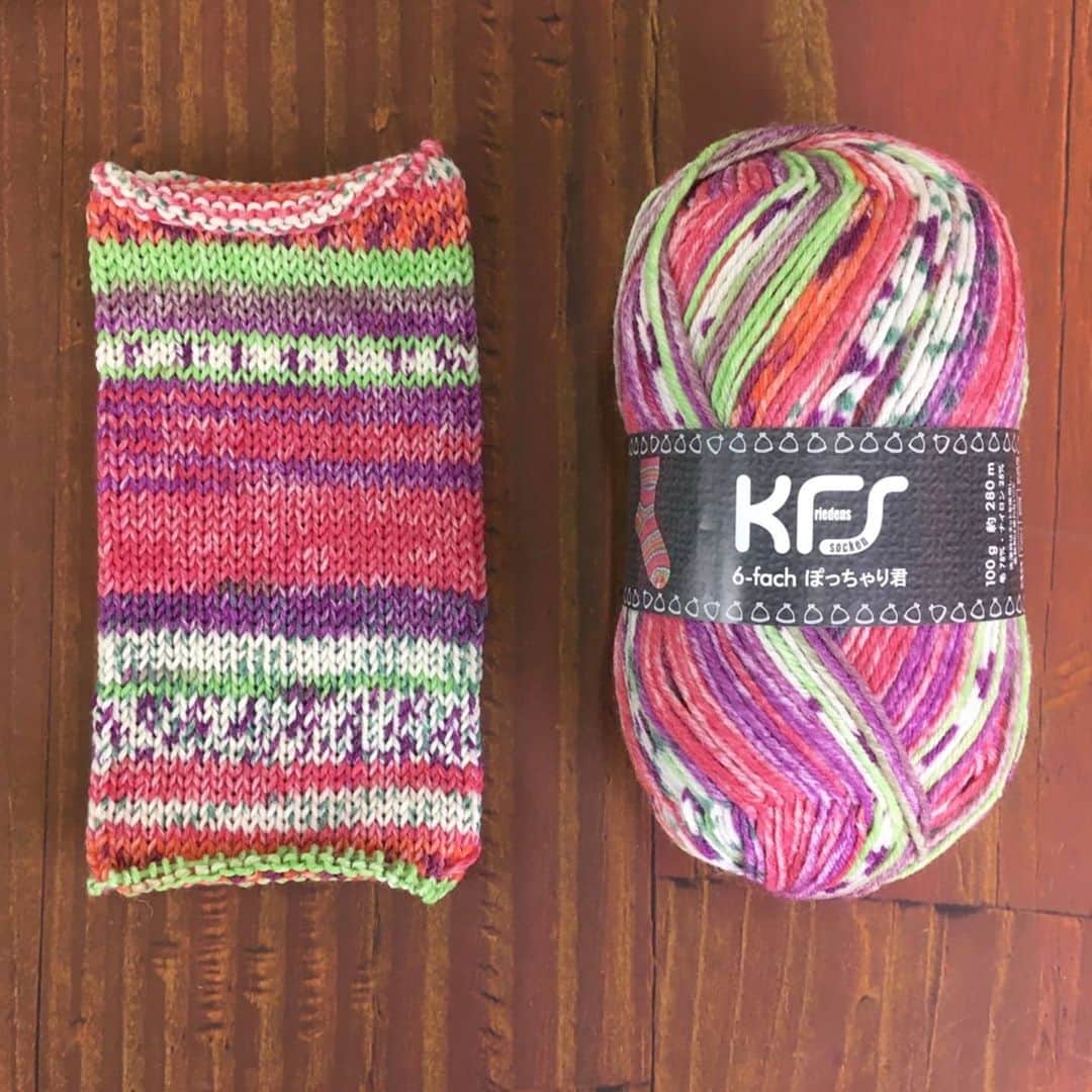 オカダヤ新宿本店コンシェルジュさんのインスタグラム写真 - (オカダヤ新宿本店コンシェルジュInstagram)「新色「ぽっちゃり君」で編む靴下。  「KFS 167 フランツ」、5号5本針を使用。  ちょっと太めで編みやすい『Opal毛糸ぽっちゃり君』。通常のOpal毛糸4本撚りより太い6本撚りなので、サクサク編めて進みが早いです。  ▼詳しい編み方は、てづくりブログにて 10/29「新色[ぽっちゃり君]で靴下を編んでみました。」オカダヤ町田店  今までマルティナさんのイベント限定販売だった【ドイツシリーズ】を、オカダヤグループでも発売させていただくことになりました。【ドイツシリーズ】はドイツの男の子と名前からネーミングされたカラー名が付いています。  鮮やかでポップ、元気いっぱいなカラーが多い印象です。  ぜひ皆さまも編んでみてくださいね。  そして、Opal毛糸特集のインスタライブ、 本日お昼12:30～です！ ぜひご覧くださいませ♪  *****  約6500点、毛糸の品揃え数国内最大級の町田店毛糸売場からライブ配信を行います。  今回は町田店で、通年通して大人気のOpal毛糸コーナーをじっくりご紹介いたします！  取り扱いの種類はもちろん、町田店スタッフによるオリジナル作品、残りわずかなレア毛糸などもご紹介予定です。  2020/10/30（金）12：30～（30分ほど） オカダヤ町田店Opal毛糸コーナー特集  *****  ▼KFSぽっちゃり君　ドイツシリーズ ウォッシャブルウール75％　ナイロン25％ 100g（約280m） 使用針：棒針3号（3.0mm）～6号（3.9mm）※EU3.0～4.0mmの編針推奨 標準ゲージ：23目・31段 生産国：ドイツ ￥1,870(税込)  ▼取扱店舗 ・オカダヤ各店 ・ホビースクランブル各店 ・マーノクレアール各店 ・オカダヤオンラインショップ  ●取扱店舗について オカダヤオンラインショップの商品ページ「店舗の在庫を見る」ボタンより、各店舗の在庫状況ご確認いただけるようになりました。お近くの店舗に在庫がない場合でも、オカダヤオンラインショップに在庫があれば、ネット注文より店舗受取が可能です。(※送料無料) ☆詳しくは「オカダヤ 店舗受取サービス」でご検索ください。  #Opal毛糸 #オパール毛糸 #オパールの聖地 #しあわせを編む仲間の輪 #しあわせを編む魔法の毛糸 #編み物好きな人とつながりたい #編み物中毒 #オカダヤ #okadaya」10月30日 10時55分 - shinjuku_okadaya