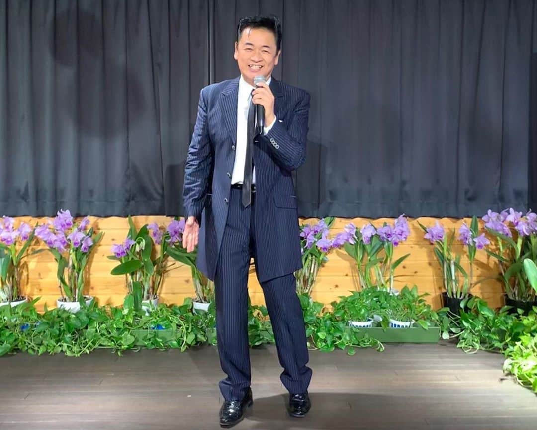 のインスタグラム：「おはよう！ 群馬県太田市の八王子農園さん㊗️25周年歌謡ショーの続き〜 ステージ写真です📸 ご覧の通り素晴らしいステージでした。 ありがとうございました😊 今日は多くを語らず、、、笑 (*´∀`)♪写真から楽しい歌謡ショーを感じてくださいね。 八王子農園さんでの模様はYouTubeだいちゃんねで配信予定です。 お楽しみに〜👍🏻 ・ ・ #八王子農園 @hachioujinouen  #25周年 #おめでとうございます #群馬県 #太田市 #歌謡ショー #北川大介 #YouTube #だいちゃんねる #えくぼ #八重歯 #リーゼント #イエーイ #顔晴ろう #一生青春 #早くコロナが収束しますように」