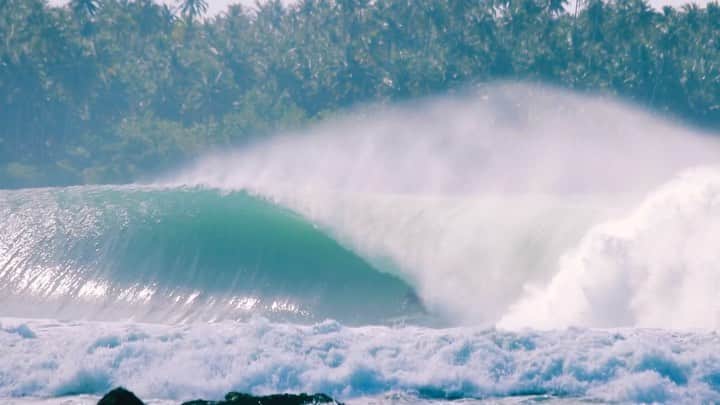 ジョーディ・スミスのインスタグラム：「So proud of @kai_hall2007 13 years old and sending it. Please vote for him in the @blblastoff if you think he deserves a win Link in my bio 🎥 @justin_buulolo #surfing #indonesia」