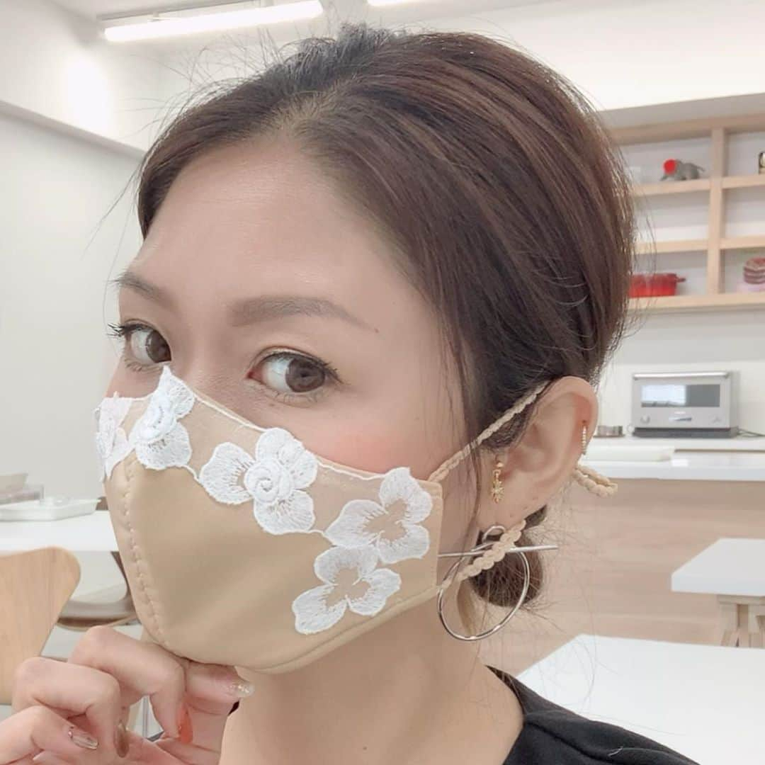 Sayaka.Mさんのインスタグラム写真 - (Sayaka.MInstagram)「. #コロナ で色々#マスク 試し中 今回のは衣装屋さんが作った ドレスマスク☺️💗 スワイプで着画👉 . レースやストレッチ素材で 華やかなものを作るのが得意な ドレス屋さんなのです👗✨ . カラバリやレースタイプもかなり豊富 私は今回新色をチョイス 秋限定カラーのキャメル . 他の限定カラーは、グレージュ、ベビーピンク、ディープネイビーでいずれも可愛い💕 . 安心の三層構造で、鼻にフィットするようにノーズワイヤーも . ちょっとしたプレゼントにもオススメ . 私の#楽天roomに載せてます  リンクはプロフィールの下に 今ならクーポンや、まとめ買い割引も . . #pr #マスクショップ #マスク販売中 #レースマスク #レースマスク販売 #楽天 #楽天ポイント #楽天ルーム #楽天インフルエンサー #楽天インスタグラマー #roomインスタグラマー #roomインフルエンサー #ママコーデ #ママファッション #ママさんと繋がりたい #札幌ママ #北海道ママ」10月30日 21時51分 - insta.sayaka