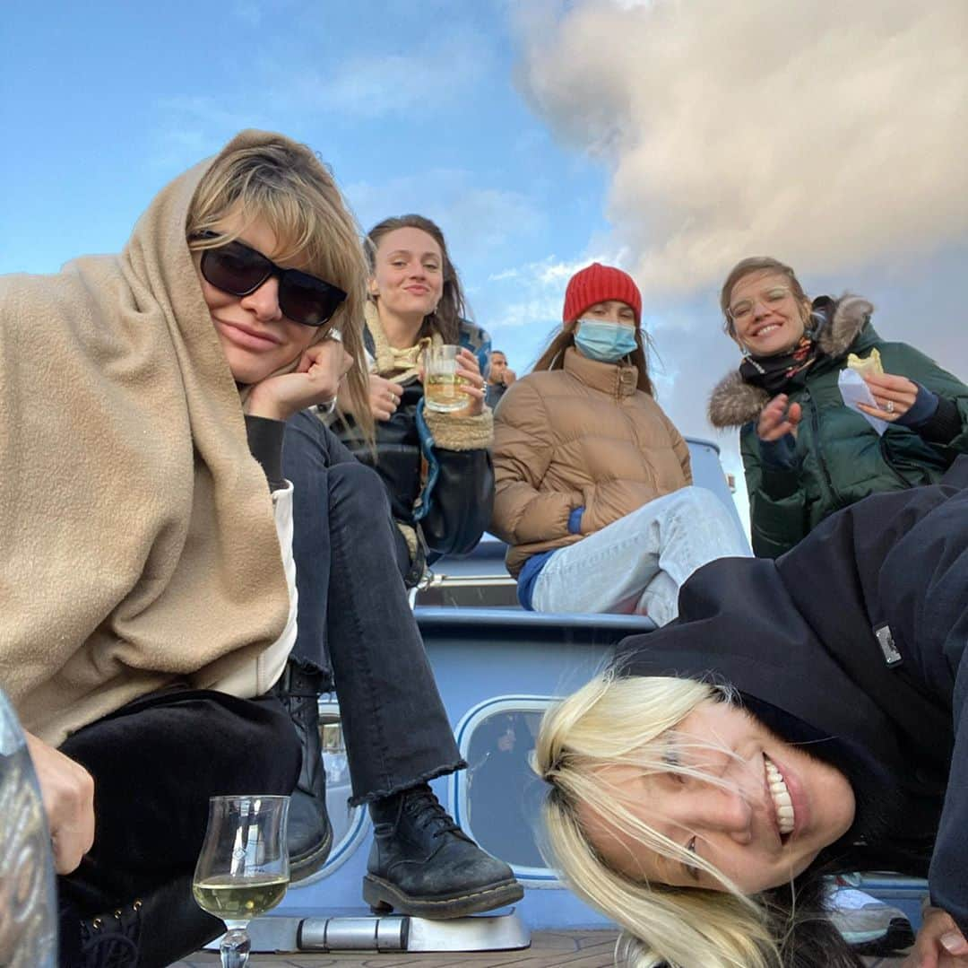 パク ・スジュさんのインスタグラム写真 - (パク ・スジュInstagram)「🌬🛥🇫🇷 last weekend cruisin down the Seine thank you beautiful people for that last gasp of fresh air xx」10月30日 21時51分 - soojoo