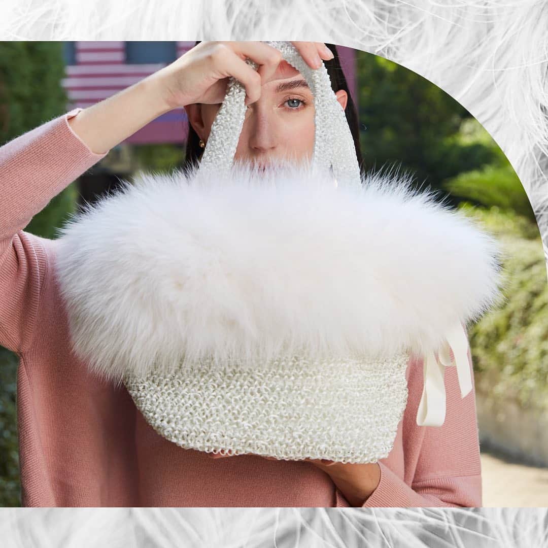 ANTEPRIMAさんのインスタグラム写真 - (ANTEPRIMAInstagram)「Begin the holiday season with doses of coziness! This lightweight #MULTIFORME #basket for 365 days demonstrated the multifaceted of a woman. Just cover it up with a detachable faux fur and you will immediately swift from summer to fall!  #ANTEPRIMA #FW20 #FallWinter2020 #WIREBAG #Classic #Style #Fashion #Italian #Luxury #InstaBag #Design #Lifestyle #Urban #Handcraft #アンテプリマ #패션」10月30日 21時52分 - anteprimaofficial