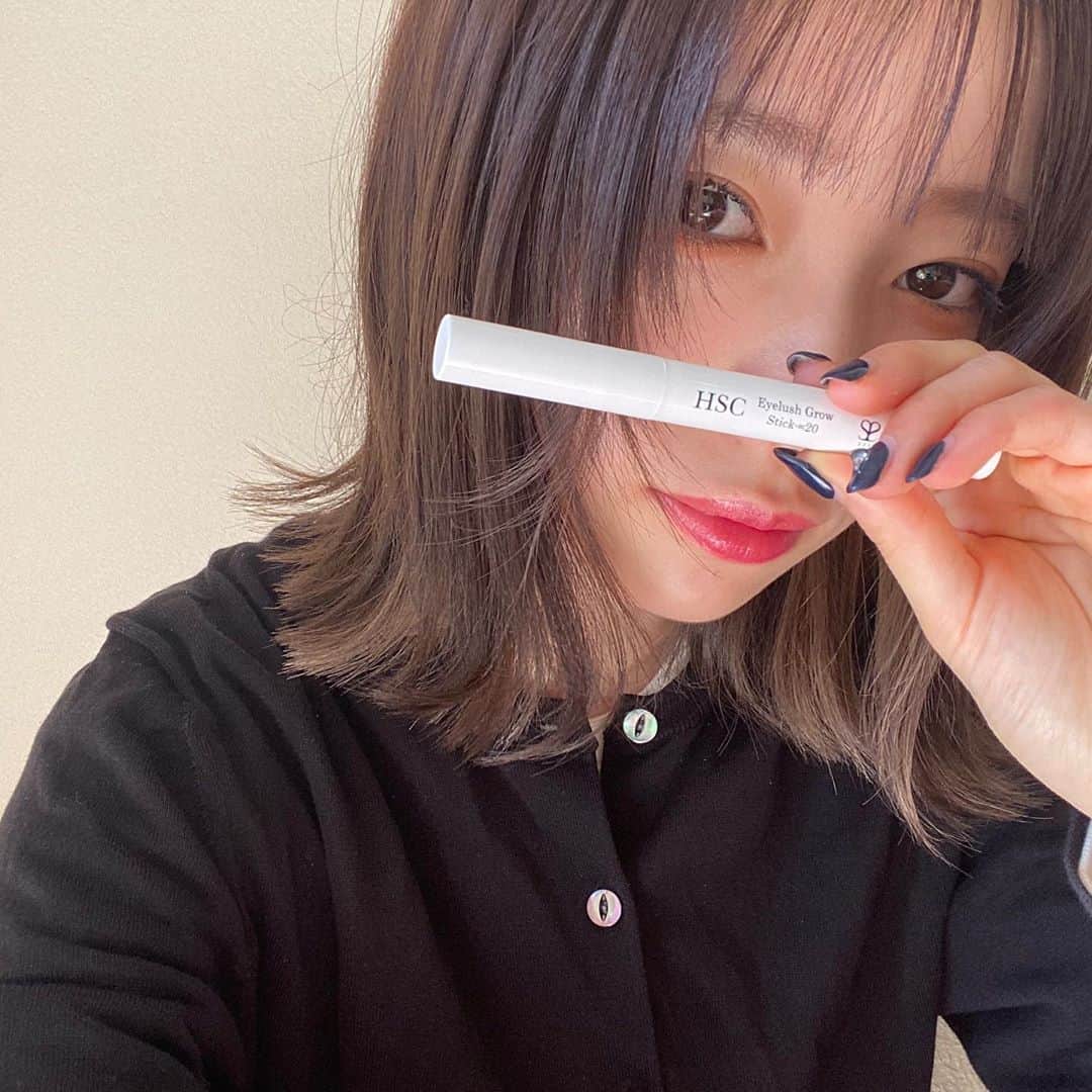 塩川裕美のインスタグラム：「綺麗に保ちたい(あわよくばもっと伸ばしたい！)とおもってまつ毛美容液使い始めた🐻🍎  せっかく使うならいいものがいいなとおもって ありむらさんのおすすめを🤤 HSC Eyelash Growていう商品で、 高濃度ヒト脂肪由来の幹細胞培養液エキスを配合した高品質美容液だからまつ毛を増やす伸ばす効果が高いらしい🌿  気になるひとは 12月いっぱいまでクーポンコード「hiromin_0212」を伝えると5%offになるって！ タグ付けしてる　@libeau_lib @libeau_arimura から購入できるよ〜🙋‍♀️  ちなみに今回全部iPhoneノーマルカメラでとってみた🥱 beforeを取ってなかったから 長さの違いとかわかりにくいんだけど それよりも感動したのは抜けにくくなったこと！！ 一週間くらいさぼってた時、目を擦った時にまつげめっちゃ抜けてて、 やばいと思ってまた塗り始めたら抜けなくなった👶🏻すごい」