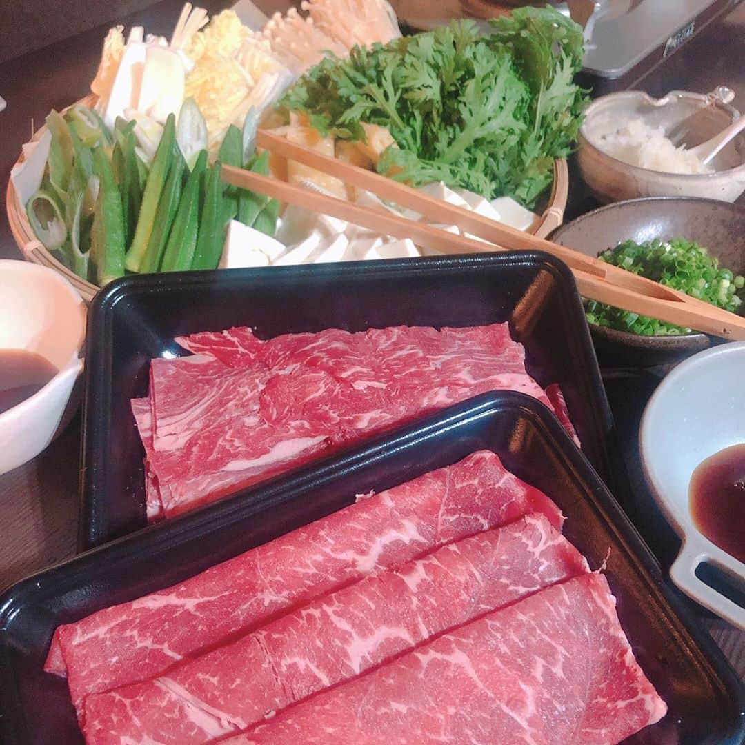 小畑由香里のインスタグラム：「✤  今日は少し寒かったから お鍋っぽいのがいーなー って。  しゃぶしゃぶに😋 我が家は牛肉と豚バラ🐮🐷  簡単楽ちん栄養バツグン👍  明日はめちゃくちゃ早いから 寝まーす🌙.*·̩͙  #yukariのcucina#しゃぶしゃぶ #slcreations #無添加#安心安全」