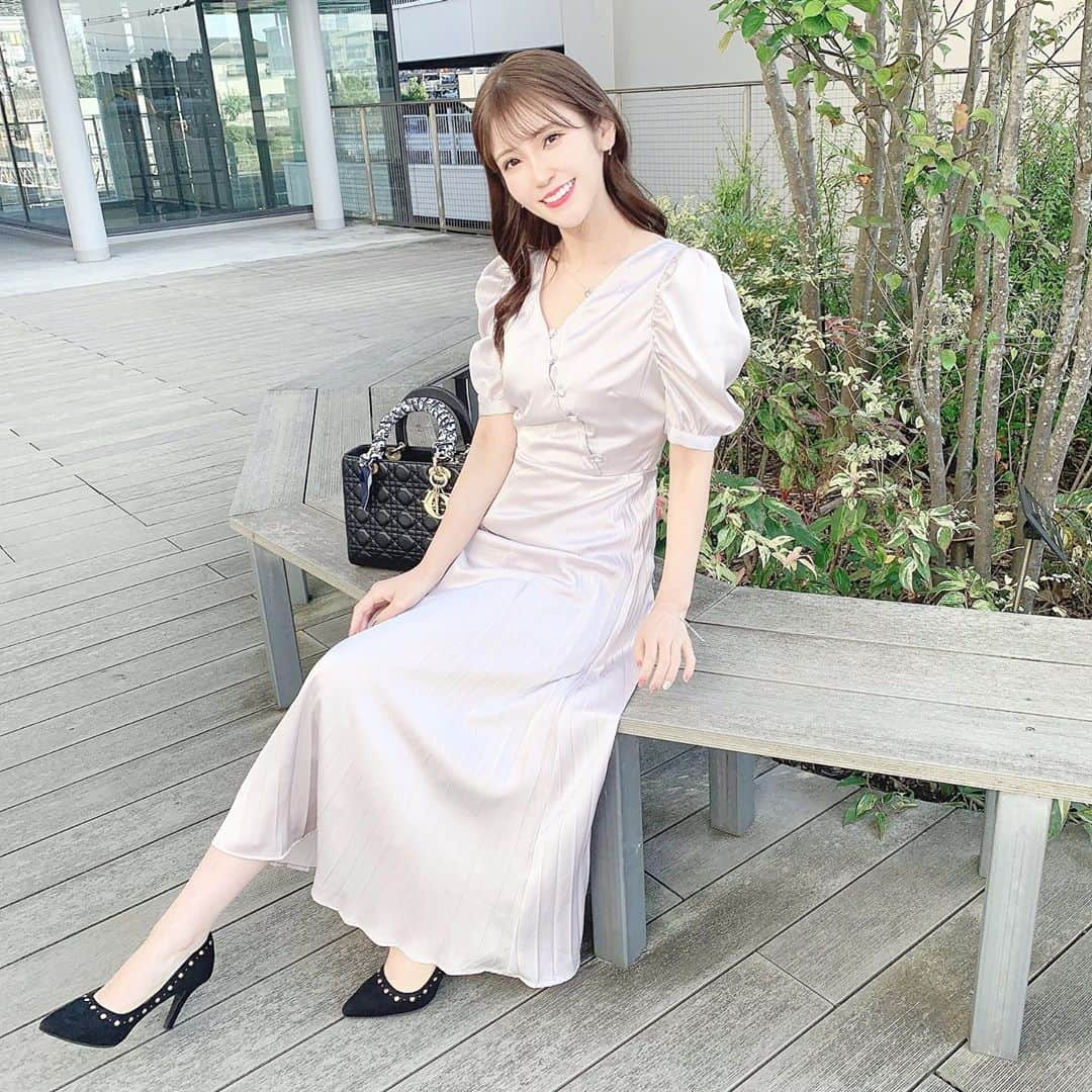 五十嵐茉優さんのインスタグラム写真 - (五十嵐茉優Instagram)「ㅤ #まうしふく 👶🏻🤍 ㅤ onepiece  #snidel  bag  #dior  pumps  #orientaltraffic  ㅤ 最近お気に入りのスナイデルの ワンピース♡ 今年はサテンが流行りだから サテン生地のもの沢山出てて すぐ欲しくなっちゃう🙂💭 ㅤ あとね、何故かよく 「レディディオール2個持ちですか？パパ活ですか？」って 聞かれるんだけど、、、 写真に写ってるブラックの方は 私が産まれる前に父が母にプレゼントした ものだから旧型の上がチャックのやつで、 シルバーのはどうして欲しくて 半分を父にお願いして半分は自分で出して買いました👶🏻 母が大事にしまってたから 新品に見えるくらい状態よくて ありがたく使わせてもらってます😂 私が持ってるブランド物は結構 母と伯母からのおさがりがほとんどです💭 あとよく言われるアルハンブラも 大学の入学祝いに伯母がくれた物です😌！ そもそもパパ活って言われる程の総額のもの 載せてないし持ってもないです😂 ㅤ #きょコ #いつコ #コーディネート #秋コーデ #秋服コーデ #サテンワンピース #サテン #ライダースジャケット #ライダース #スナイデル #レディディオール #オリエンタルトラフィック #女子大生 #大学生コーデ #大学生 #巻き髪」10月30日 21時54分 - mau08us